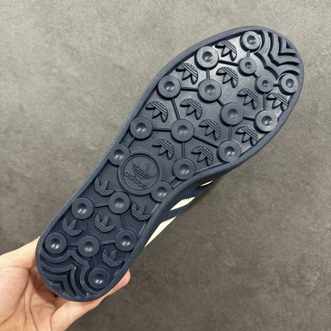 图片[9]-【定制版】AD SAMBA OG x Louis Vuitton 白蓝 休闲板鞋 该鞋款鞋面采用多种材料拼接(缝/车线) Superstar系列又备受众多滑板爱好者的青睐 这款Superstar经典鞋 沿用50年来的贝壳鞋头样式 继往开来 采用皮革鞋面和浑厚全包大底设计 烫金徽标伴你在滑板上留下“流星”般绚丽的轨迹 货号： SC9207-725 尺码： 36 36.5 37.5 38 38.5 39 40 40.5 41 42 42.5 43 44 44.5 45 编码：HXSB270280-选品中心