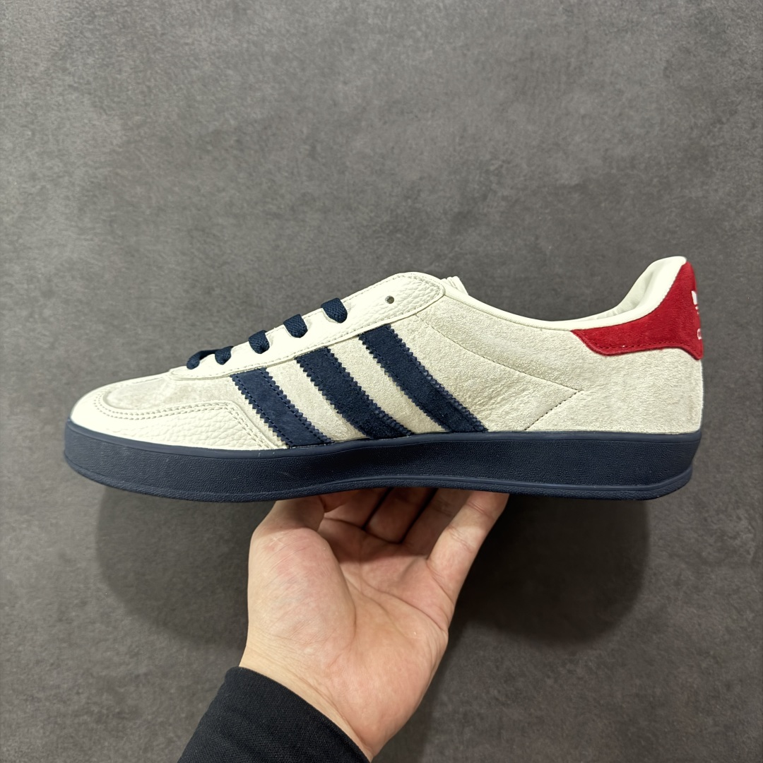 图片[2]-【定制版】AD SAMBA OG x Louis Vuitton 白蓝 休闲板鞋 该鞋款鞋面采用多种材料拼接(缝/车线) Superstar系列又备受众多滑板爱好者的青睐 这款Superstar经典鞋 沿用50年来的贝壳鞋头样式 继往开来 采用皮革鞋面和浑厚全包大底设计 烫金徽标伴你在滑板上留下“流星”般绚丽的轨迹 货号： SC9207-725 尺码： 36 36.5 37.5 38 38.5 39 40 40.5 41 42 42.5 43 44 44.5 45 编码：HXSB270280-选品中心