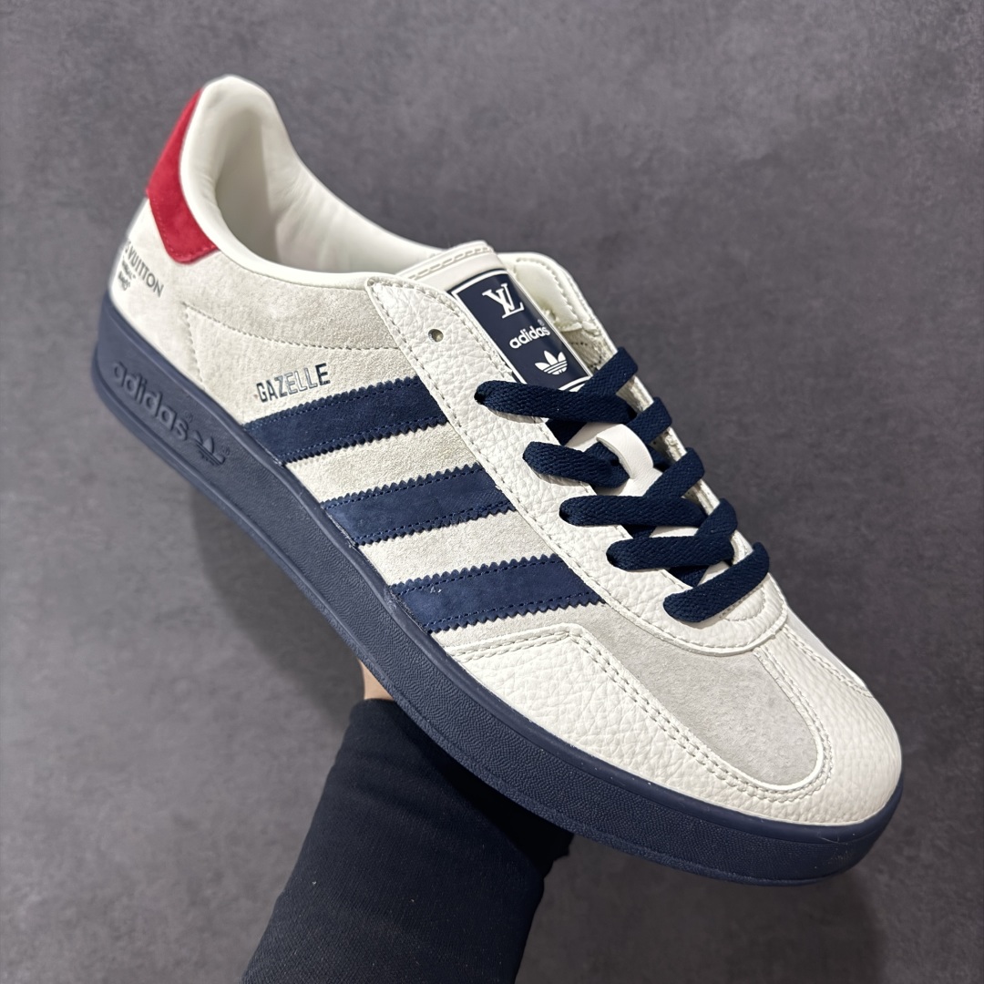 图片[3]-【定制版】AD SAMBA OG x Louis Vuitton 白蓝 休闲板鞋 该鞋款鞋面采用多种材料拼接(缝/车线) Superstar系列又备受众多滑板爱好者的青睐 这款Superstar经典鞋 沿用50年来的贝壳鞋头样式 继往开来 采用皮革鞋面和浑厚全包大底设计 烫金徽标伴你在滑板上留下“流星”般绚丽的轨迹 货号： SC9207-725 尺码： 36 36.5 37.5 38 38.5 39 40 40.5 41 42 42.5 43 44 44.5 45 编码：HXSB270280-选品中心