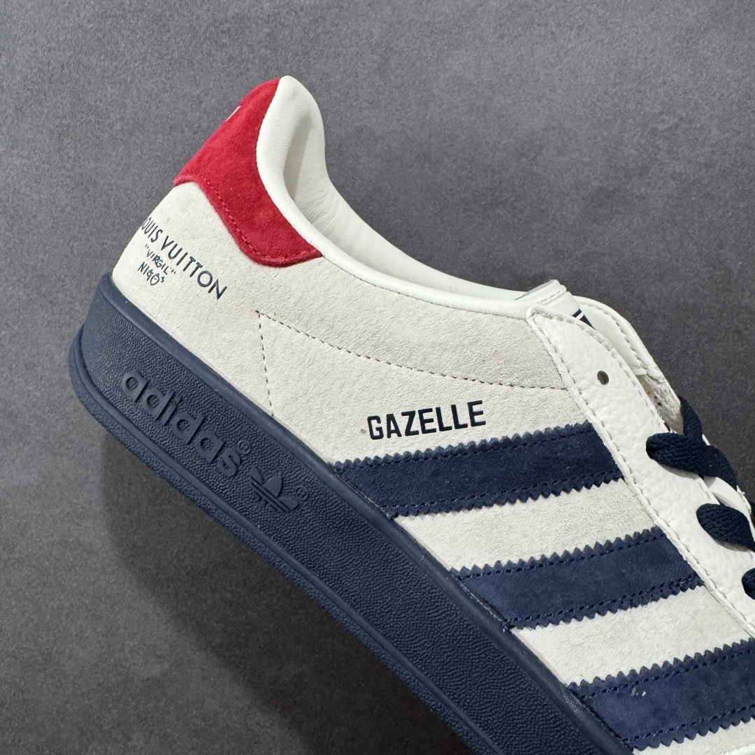 图片[6]-【定制版】AD SAMBA OG x Louis Vuitton 白蓝 休闲板鞋 该鞋款鞋面采用多种材料拼接(缝/车线) Superstar系列又备受众多滑板爱好者的青睐 这款Superstar经典鞋 沿用50年来的贝壳鞋头样式 继往开来 采用皮革鞋面和浑厚全包大底设计 烫金徽标伴你在滑板上留下“流星”般绚丽的轨迹 货号： SC9207-725 尺码： 36 36.5 37.5 38 38.5 39 40 40.5 41 42 42.5 43 44 44.5 45 编码：HXSB270280-选品中心