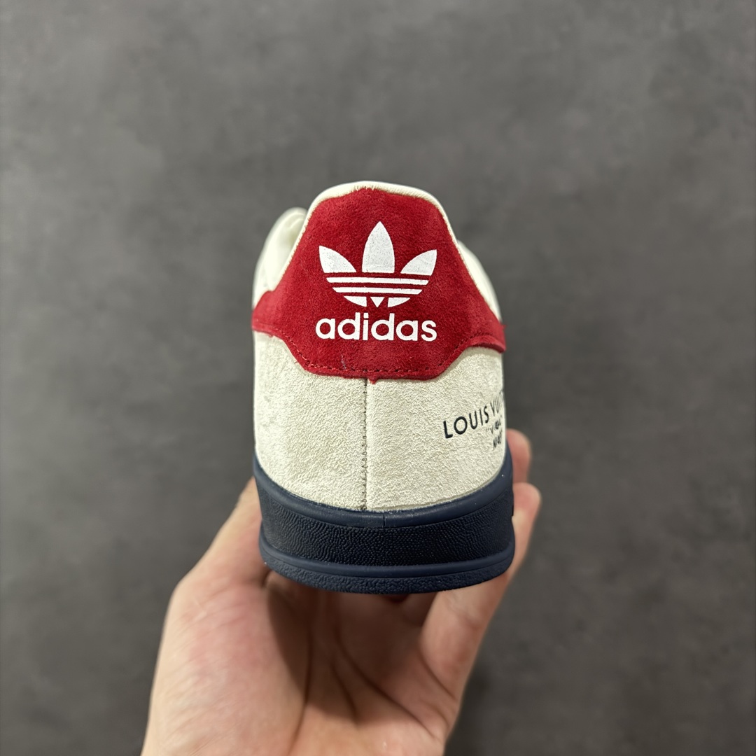 图片[4]-【定制版】AD SAMBA OG x Louis Vuitton 白蓝 休闲板鞋 该鞋款鞋面采用多种材料拼接(缝/车线) Superstar系列又备受众多滑板爱好者的青睐 这款Superstar经典鞋 沿用50年来的贝壳鞋头样式 继往开来 采用皮革鞋面和浑厚全包大底设计 烫金徽标伴你在滑板上留下“流星”般绚丽的轨迹 货号： SC9207-725 尺码： 36 36.5 37.5 38 38.5 39 40 40.5 41 42 42.5 43 44 44.5 45 编码：HXSB270280-选品中心