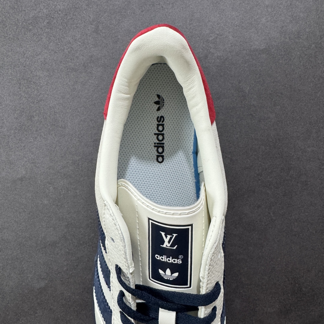 图片[7]-【定制版】AD SAMBA OG x Louis Vuitton 白蓝 休闲板鞋 该鞋款鞋面采用多种材料拼接(缝/车线) Superstar系列又备受众多滑板爱好者的青睐 这款Superstar经典鞋 沿用50年来的贝壳鞋头样式 继往开来 采用皮革鞋面和浑厚全包大底设计 烫金徽标伴你在滑板上留下“流星”般绚丽的轨迹 货号： SC9207-725 尺码： 36 36.5 37.5 38 38.5 39 40 40.5 41 42 42.5 43 44 44.5 45 编码：HXSB270280-选品中心