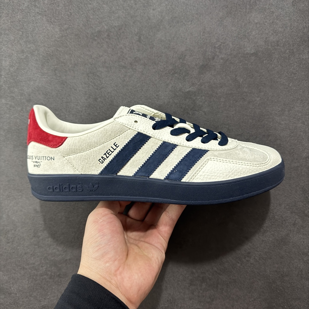 【定制版】AD SAMBA OG x Louis Vuitton 白蓝 休闲板鞋 该鞋款鞋面采用多种材料拼接(缝/车线) Superstar系列又备受众多滑板爱好者的青睐 这款Superstar经典鞋 沿用50年来的贝壳鞋头样式 继往开来 采用皮革鞋面和浑厚全包大底设计 烫金徽标伴你在滑板上留下“流星”般绚丽的轨迹 货号: SC9207-725 尺码: 36 36.5 37.5 38 38.5 39 40 40.5 41 42 42.5 43 44 44.5 45 编码:HXSB270280-选品中心