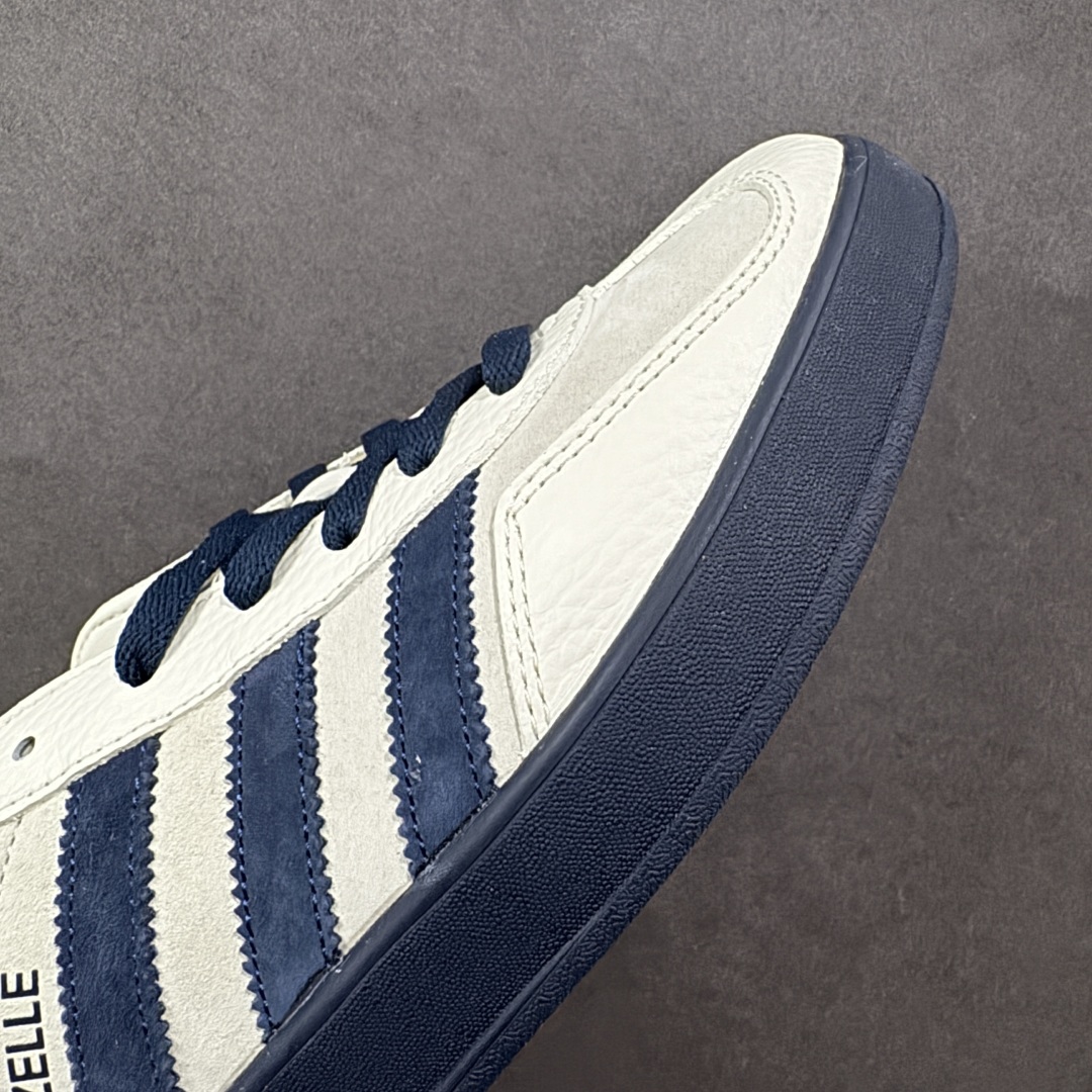 图片[5]-【定制版】AD SAMBA OG x Louis Vuitton 白蓝 休闲板鞋 该鞋款鞋面采用多种材料拼接(缝/车线) Superstar系列又备受众多滑板爱好者的青睐 这款Superstar经典鞋 沿用50年来的贝壳鞋头样式 继往开来 采用皮革鞋面和浑厚全包大底设计 烫金徽标伴你在滑板上留下“流星”般绚丽的轨迹 货号： SC9207-725 尺码： 36 36.5 37.5 38 38.5 39 40 40.5 41 42 42.5 43 44 44.5 45 编码：HXSB270280-选品中心