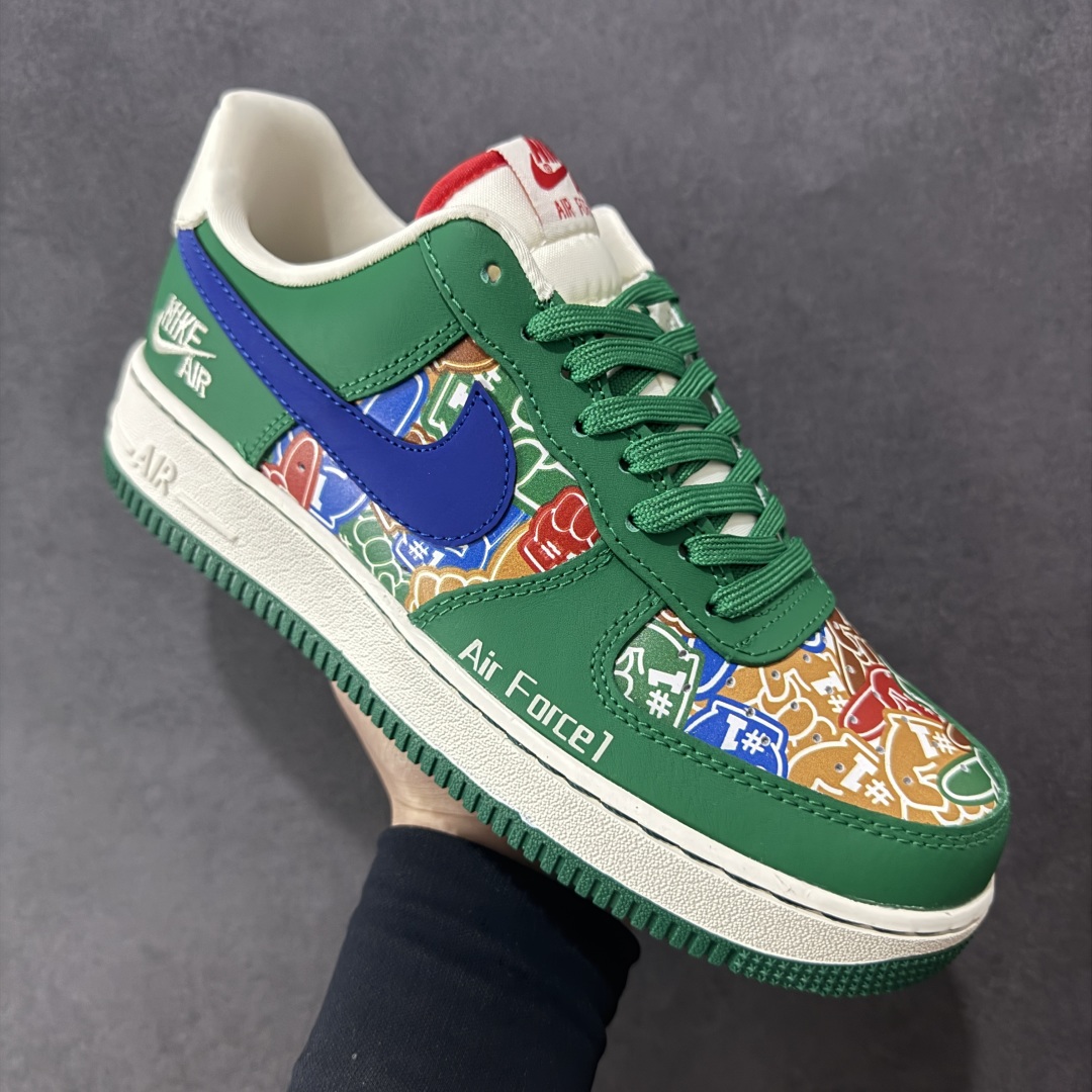 图片[3]-【定制版】Nike Air Force 1 Low 耐克 空军一号 低帮 白绿蓝 手指满印 鞋身整体采用手指满印皮革搭配绿色框架覆盖层，设计独特且充满时尚感；鞋身两侧Swoosh Logo采用蓝色点缀，后跟装饰片使用白色制作，鞋头处Air Force 1字样采用白色妆点，鞋舌标签上以Nike Swoosh Logo呈现，后跟Nike Swoosh Logo及Air辅以红色刺绣打造，后跟侧方印有Nike字样，彰显联名身份；最后以米白色中底搭配绿色橡胶外底完善整体设计收尾。 货号：KJ1688-007 尺码：36-45带半码 编码：HXS310320-选品中心