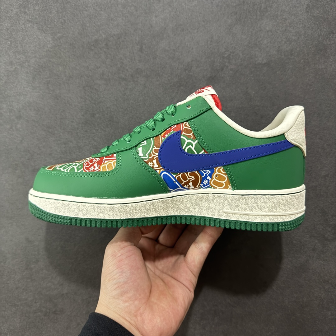 图片[2]-【定制版】Nike Air Force 1 Low 耐克 空军一号 低帮 白绿蓝 手指满印 鞋身整体采用手指满印皮革搭配绿色框架覆盖层，设计独特且充满时尚感；鞋身两侧Swoosh Logo采用蓝色点缀，后跟装饰片使用白色制作，鞋头处Air Force 1字样采用白色妆点，鞋舌标签上以Nike Swoosh Logo呈现，后跟Nike Swoosh Logo及Air辅以红色刺绣打造，后跟侧方印有Nike字样，彰显联名身份；最后以米白色中底搭配绿色橡胶外底完善整体设计收尾。 货号：KJ1688-007 尺码：36-45带半码 编码：HXS310320-选品中心