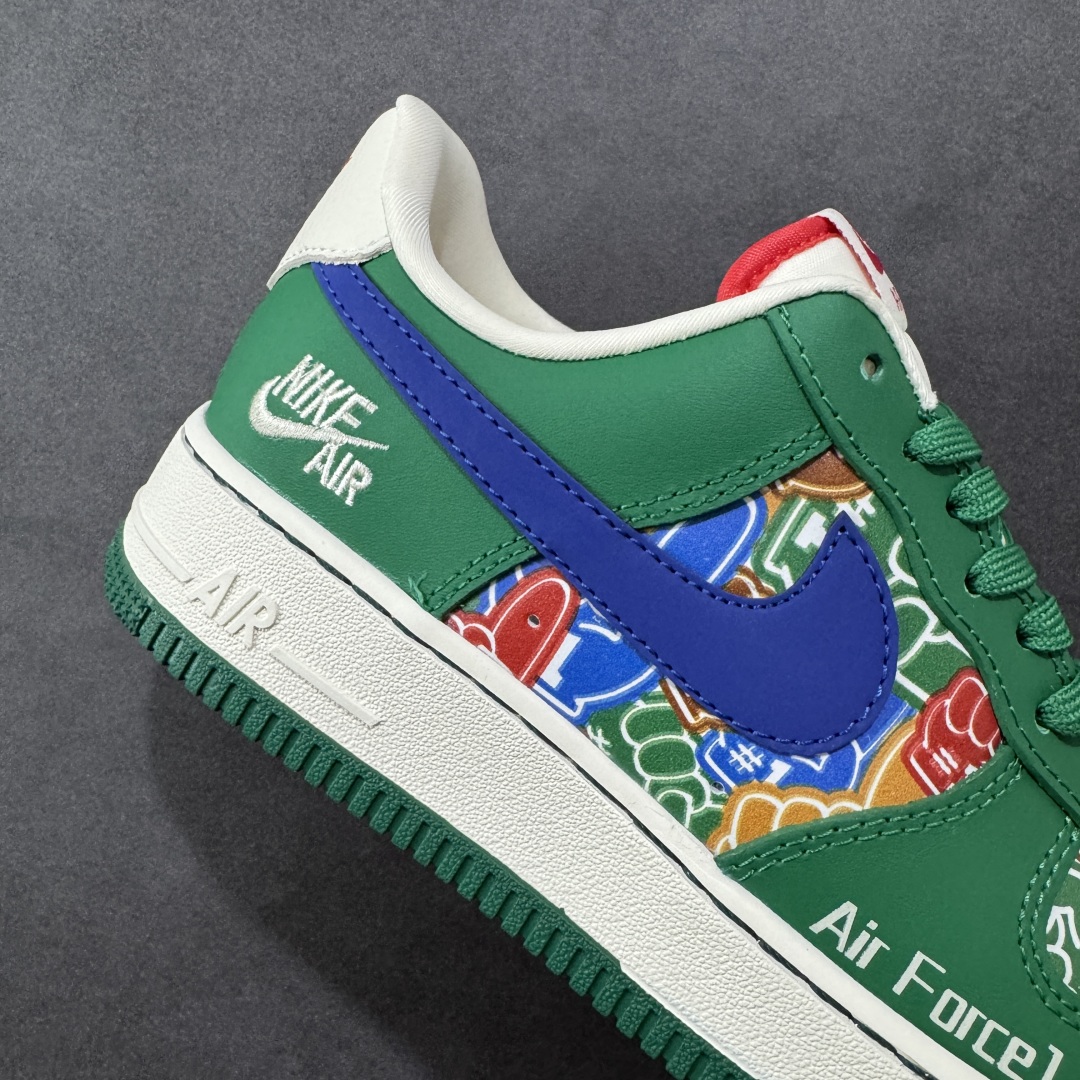 图片[6]-【定制版】Nike Air Force 1 Low 耐克 空军一号 低帮 白绿蓝 手指满印 鞋身整体采用手指满印皮革搭配绿色框架覆盖层，设计独特且充满时尚感；鞋身两侧Swoosh Logo采用蓝色点缀，后跟装饰片使用白色制作，鞋头处Air Force 1字样采用白色妆点，鞋舌标签上以Nike Swoosh Logo呈现，后跟Nike Swoosh Logo及Air辅以红色刺绣打造，后跟侧方印有Nike字样，彰显联名身份；最后以米白色中底搭配绿色橡胶外底完善整体设计收尾。 货号：KJ1688-007 尺码：36-45带半码 编码：HXS310320-选品中心