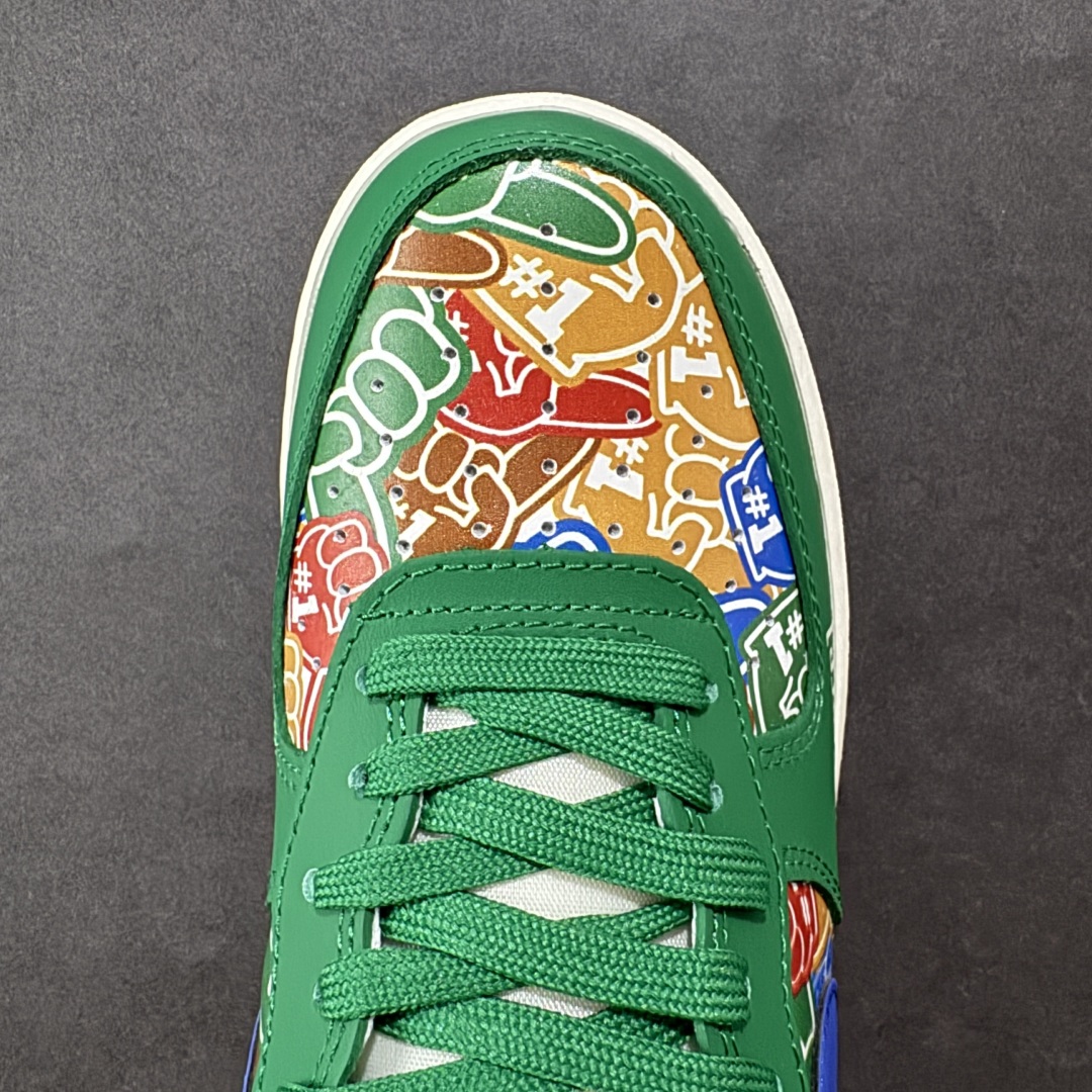 图片[8]-【定制版】Nike Air Force 1 Low 耐克 空军一号 低帮 白绿蓝 手指满印 鞋身整体采用手指满印皮革搭配绿色框架覆盖层，设计独特且充满时尚感；鞋身两侧Swoosh Logo采用蓝色点缀，后跟装饰片使用白色制作，鞋头处Air Force 1字样采用白色妆点，鞋舌标签上以Nike Swoosh Logo呈现，后跟Nike Swoosh Logo及Air辅以红色刺绣打造，后跟侧方印有Nike字样，彰显联名身份；最后以米白色中底搭配绿色橡胶外底完善整体设计收尾。 货号：KJ1688-007 尺码：36-45带半码 编码：HXS310320-选品中心
