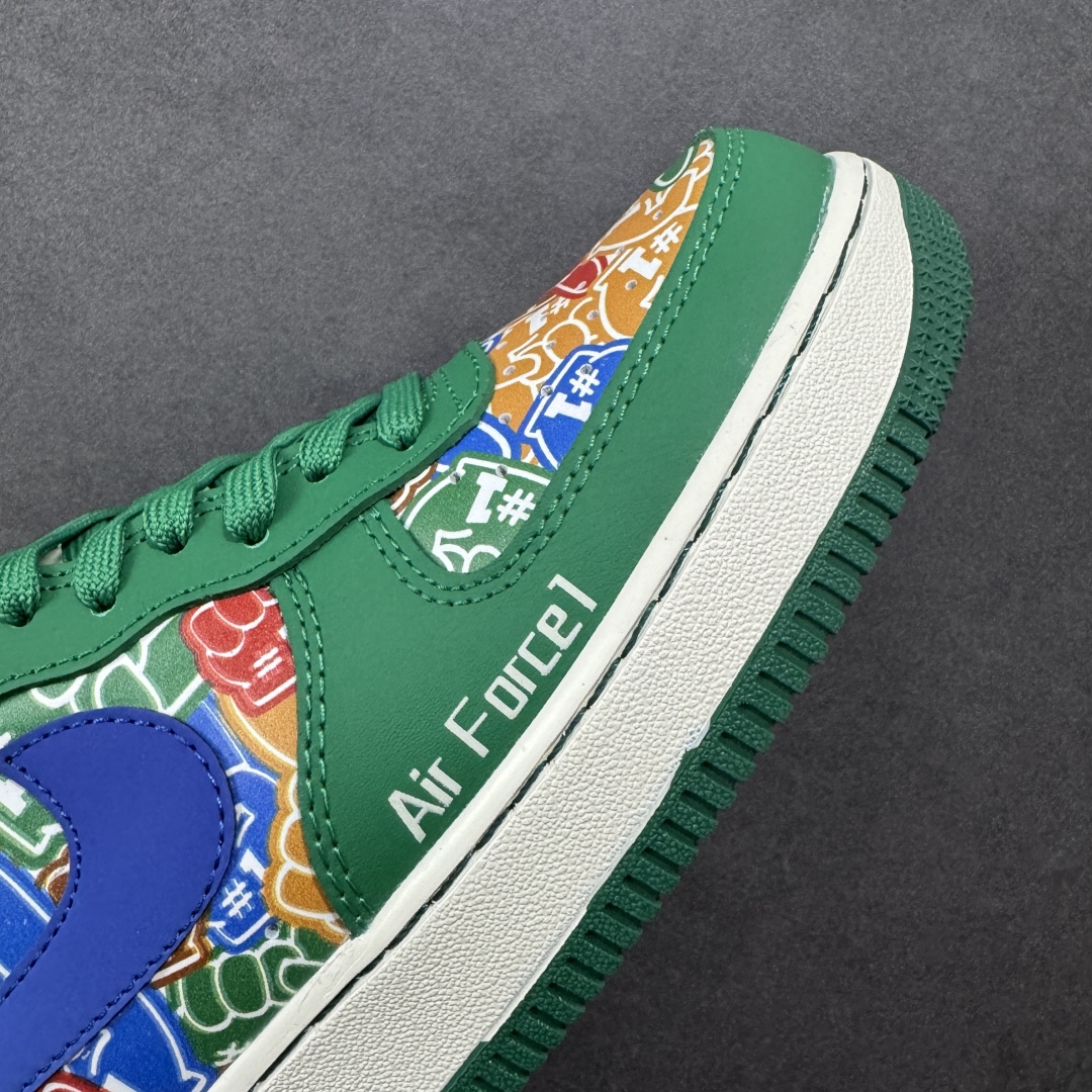 图片[5]-【定制版】Nike Air Force 1 Low 耐克 空军一号 低帮 白绿蓝 手指满印 鞋身整体采用手指满印皮革搭配绿色框架覆盖层，设计独特且充满时尚感；鞋身两侧Swoosh Logo采用蓝色点缀，后跟装饰片使用白色制作，鞋头处Air Force 1字样采用白色妆点，鞋舌标签上以Nike Swoosh Logo呈现，后跟Nike Swoosh Logo及Air辅以红色刺绣打造，后跟侧方印有Nike字样，彰显联名身份；最后以米白色中底搭配绿色橡胶外底完善整体设计收尾。 货号：KJ1688-007 尺码：36-45带半码 编码：HXS310320-选品中心