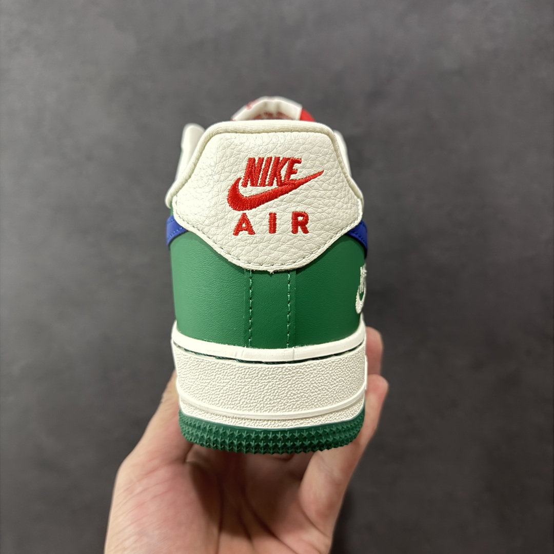 图片[4]-【定制版】Nike Air Force 1 Low 耐克 空军一号 低帮 白绿蓝 手指满印 鞋身整体采用手指满印皮革搭配绿色框架覆盖层，设计独特且充满时尚感；鞋身两侧Swoosh Logo采用蓝色点缀，后跟装饰片使用白色制作，鞋头处Air Force 1字样采用白色妆点，鞋舌标签上以Nike Swoosh Logo呈现，后跟Nike Swoosh Logo及Air辅以红色刺绣打造，后跟侧方印有Nike字样，彰显联名身份；最后以米白色中底搭配绿色橡胶外底完善整体设计收尾。 货号：KJ1688-007 尺码：36-45带半码 编码：HXS310320-选品中心