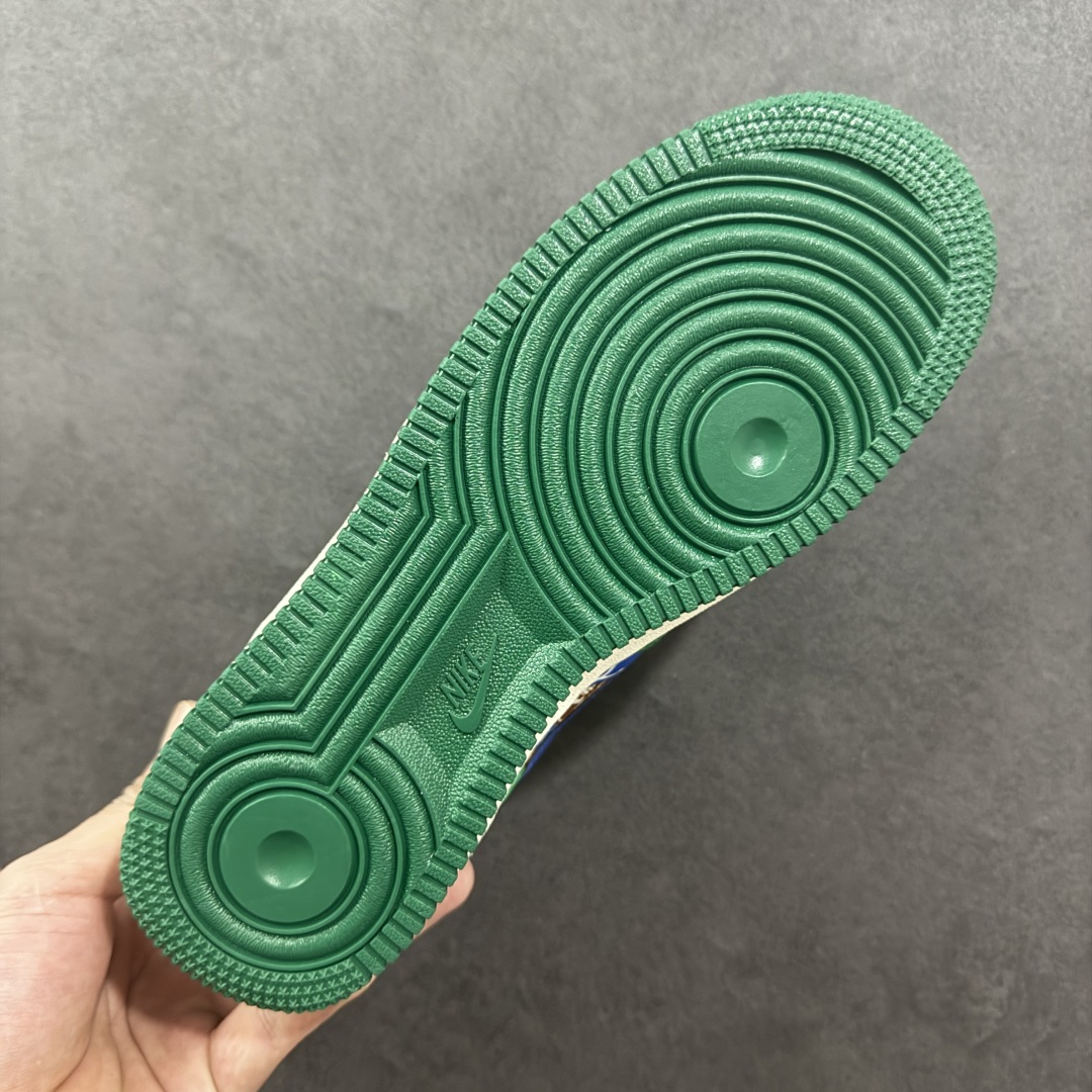 图片[9]-【定制版】Nike Air Force 1 Low 耐克 空军一号 低帮 白绿蓝 手指满印 鞋身整体采用手指满印皮革搭配绿色框架覆盖层，设计独特且充满时尚感；鞋身两侧Swoosh Logo采用蓝色点缀，后跟装饰片使用白色制作，鞋头处Air Force 1字样采用白色妆点，鞋舌标签上以Nike Swoosh Logo呈现，后跟Nike Swoosh Logo及Air辅以红色刺绣打造，后跟侧方印有Nike字样，彰显联名身份；最后以米白色中底搭配绿色橡胶外底完善整体设计收尾。 货号：KJ1688-007 尺码：36-45带半码 编码：HXS310320-选品中心