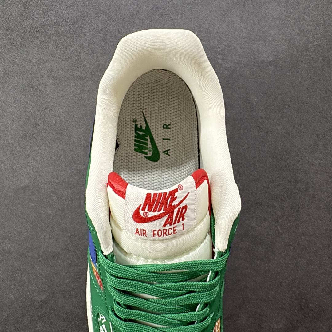 图片[7]-【定制版】Nike Air Force 1 Low 耐克 空军一号 低帮 白绿蓝 手指满印 鞋身整体采用手指满印皮革搭配绿色框架覆盖层，设计独特且充满时尚感；鞋身两侧Swoosh Logo采用蓝色点缀，后跟装饰片使用白色制作，鞋头处Air Force 1字样采用白色妆点，鞋舌标签上以Nike Swoosh Logo呈现，后跟Nike Swoosh Logo及Air辅以红色刺绣打造，后跟侧方印有Nike字样，彰显联名身份；最后以米白色中底搭配绿色橡胶外底完善整体设计收尾。 货号：KJ1688-007 尺码：36-45带半码 编码：HXS310320-选品中心