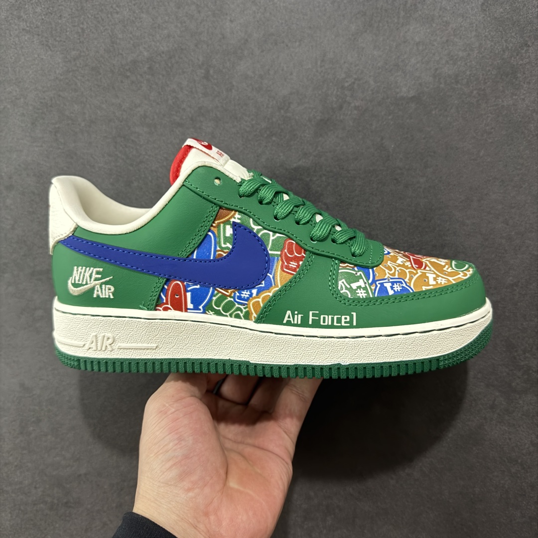 【定制版】Nike Air Force 1 Low 耐克 空军一号 低帮 白绿蓝 手指满印 鞋身整体采用手指满印皮革搭配绿色框架覆盖层,设计独特且充满时尚感;鞋身两侧Swoosh Logo采用蓝色点缀,后跟装饰片使用白色制作,鞋头处Air Force 1字样采用白色妆点,鞋舌标签上以Nike Swoosh Logo呈现,后跟Nike Swoosh Logo及Air辅以红色刺绣打造,后跟侧方印有Nike字样,彰显联名身份;最后以米白色中底搭配绿色橡胶外底完善整体设计收尾。 货号:KJ1688-007 尺码:36-45带半码 编码:HXS310320-选品中心