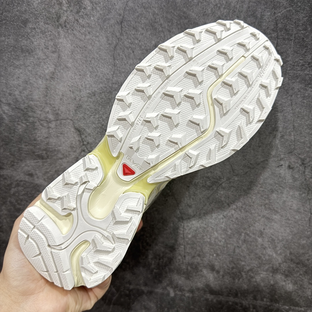 图片[9]-【666版本】SALOMON 萨洛蒙 XT-WHISPER x Kith联名 舒适百搭耐磨轻便低帮 休闲越野训练城市通勤跑步鞋 男女同款 米黄色 纯原外贸平台特供订单 耗时半年巨作 #全套原纸板楦头开发 #原厂特供网布配套加持 #确保原汁原味 完美呈现版型 #原档数据独家私模五层组合大底 #男女鞋同步官方开发至46 #原装Ortholite轻量化鞋垫 #中底布带钢印编号 原厂TPU锁扣 #进口港宝加持 后跟自然饱满 还原公司包裹性 #鞋面采用SENSIFT贴合技术 #全方位贴合包裹脚型 #鞋跟部鞋底牵引设计 #提供强大的抓地性能 #更适应野外崎岖不平的道路 #基于 SALOMON 初代 XT 鞋身造型并搭载 4D ADVANCED CHASSIS™ 大底打造而成 为这款 XT-WHISPER 带来了多项足部控制与保护等功能性 如在运动过程中控制左右晃动的过程而提高稳定性、改善长途越野过程中足中到足尖的过渡、提高感知岩石的精确度以抵抗尖锐物体对脚底的伤害以及采用动态缓冲来增强穿着舒适感 从而减轻疲劳感 使 XT-WHISPER 成为一双舒适且安全的户外之履 货号：479050 尺码：36 36.5 37.5 38 38.5 39 40 40.5 41 42 42.5 43 44 45 46-选品中心