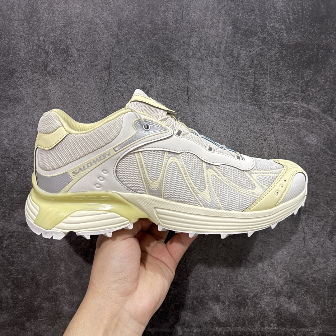 【666版本】SALOMON 萨洛蒙 XT-WHISPER x Kith联名 舒适百搭耐磨轻便低帮 休闲越野训练城市通勤跑步鞋 男女同款 米黄色 纯原外贸平台特供订单 耗时半年巨作 #全套原纸板楦头开发 #原厂特供网布配套加持 #确保原汁原味 完美呈现版型 #原档数据独家私模五层组合大底 #男女鞋同步官方开发至46 #原装Ortholite轻量化鞋垫 #中底布带钢印编号 原厂TPU锁扣 #进口港宝加持 后跟自然饱满 还原公司包裹性 #鞋面采用SENSIFT贴合技术 #全方位贴合包裹脚型 #鞋跟部鞋底牵引设计 #提供强大的抓地性能 #更适应野外崎岖不平的道路 #基于 SALOMON 初代 XT 鞋身造型并搭载 4D ADVANCED CHASSIS™ 大底打造而成 为这款 XT-WHISPER 带来了多项足部控制与保护等功能性 如在运动过程中控制左右晃动的过程而提高稳定性、改善长途越野过程中足中到足尖的过渡、提高感知岩石的精确度以抵抗尖锐物体对脚底的伤害以及采用动态缓冲来增强穿着舒适感 从而减轻疲劳感 使 XT-WHISPER 成为一双舒适且安全的户外之履 货号:479050 尺码:36 36.5 37.5 38 38.5 39 40 40.5 41 42 42.5 43 44 45 46-选品中心