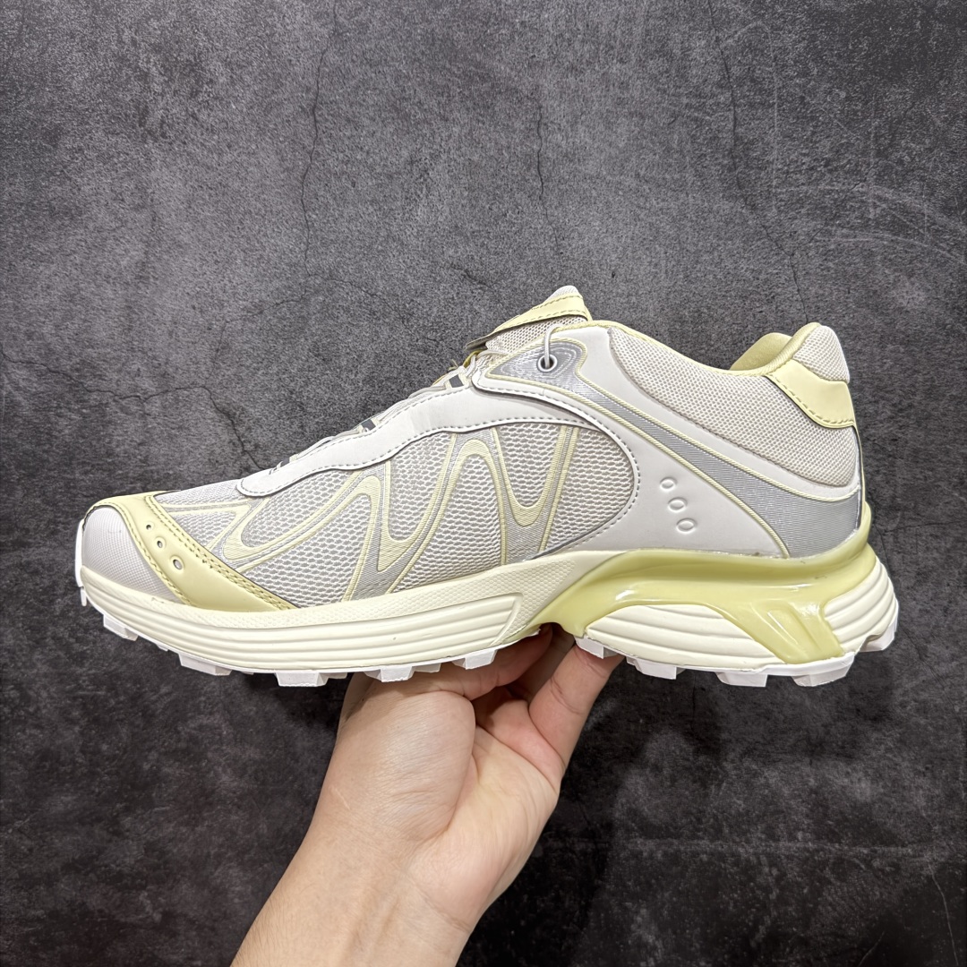 图片[2]-【666版本】SALOMON 萨洛蒙 XT-WHISPER x Kith联名 舒适百搭耐磨轻便低帮 休闲越野训练城市通勤跑步鞋 男女同款 米黄色 纯原外贸平台特供订单 耗时半年巨作 #全套原纸板楦头开发 #原厂特供网布配套加持 #确保原汁原味 完美呈现版型 #原档数据独家私模五层组合大底 #男女鞋同步官方开发至46 #原装Ortholite轻量化鞋垫 #中底布带钢印编号 原厂TPU锁扣 #进口港宝加持 后跟自然饱满 还原公司包裹性 #鞋面采用SENSIFT贴合技术 #全方位贴合包裹脚型 #鞋跟部鞋底牵引设计 #提供强大的抓地性能 #更适应野外崎岖不平的道路 #基于 SALOMON 初代 XT 鞋身造型并搭载 4D ADVANCED CHASSIS™ 大底打造而成 为这款 XT-WHISPER 带来了多项足部控制与保护等功能性 如在运动过程中控制左右晃动的过程而提高稳定性、改善长途越野过程中足中到足尖的过渡、提高感知岩石的精确度以抵抗尖锐物体对脚底的伤害以及采用动态缓冲来增强穿着舒适感 从而减轻疲劳感 使 XT-WHISPER 成为一双舒适且安全的户外之履 货号：479050 尺码：36 36.5 37.5 38 38.5 39 40 40.5 41 42 42.5 43 44 45 46-选品中心