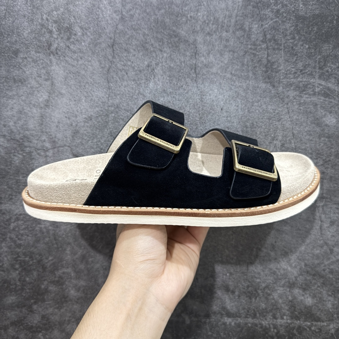 【佛山超a版】Brunello Cucinelli,BC 2025ss新款拖鞋出货 黑色Logo二字麂皮凉拖,复古简约又不失时尚感,搭在任何穿搭上,都能轻松提升整体造型的精致度,每一步都走出随性自在 ,原版抽屉式包装,精致而大气i! 面料:反毛皮 大底:超轻橡胶发泡 尺码:男款39-45-选品中心