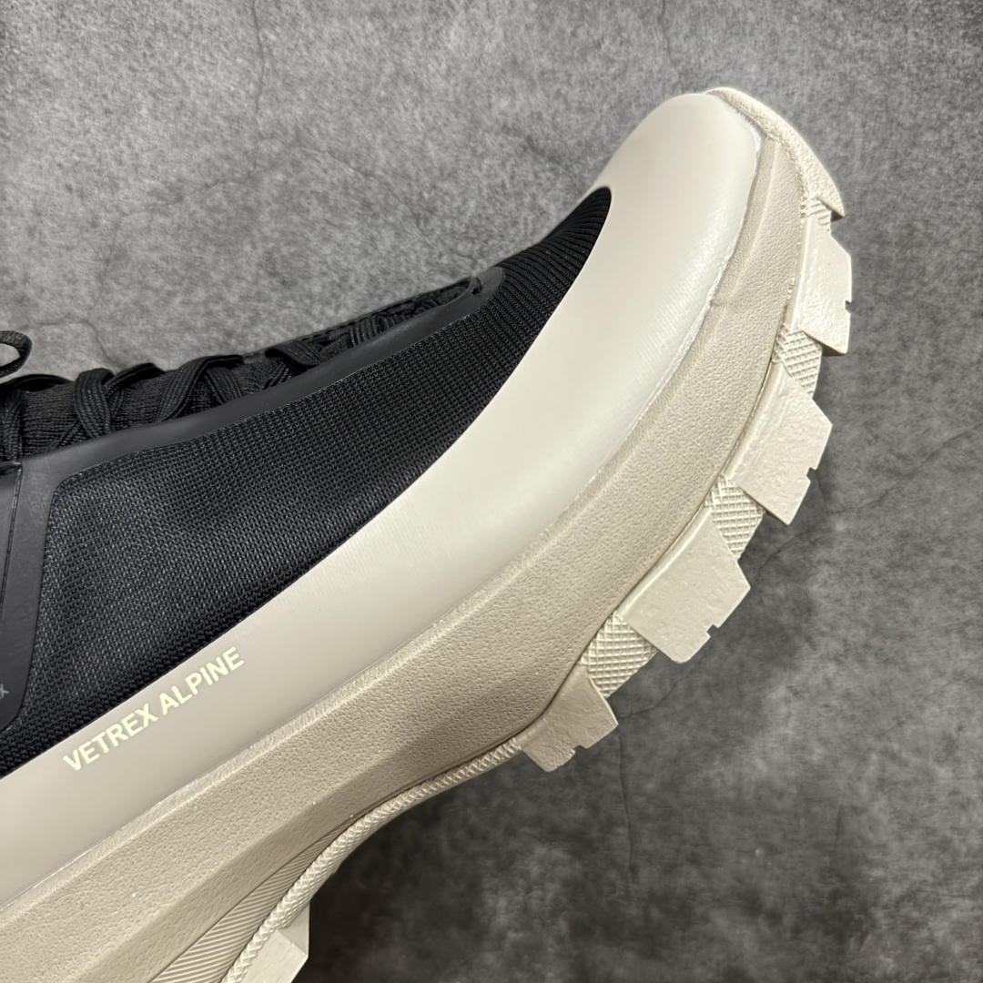 图片[6]-【公司级】Arcteryx始祖鸟 Vertex Alpine 舒适 防滑耐磨 低帮 徒步鞋 男款 灰色 官方同步上架适合技术路线单日徒步穿着 aeriosflgtx鞋受到长途野外跑步鞋的启发 适合在变化的地形上进行快速轻快的徒步旅行穿着，舒适而有支撑性，使您充满信心。该设计与脚部融为一体，可最大限度地减少摩擦，gore-tex保护膜网砂，采用gore隐形适体(invisiblefit)技术，更轻薄舒适。敏捷、稳定和技术路线上的自信源于vibram® megagrip外底、压缩eva内底以及一体的tpu。 尺码：39-44-选品中心