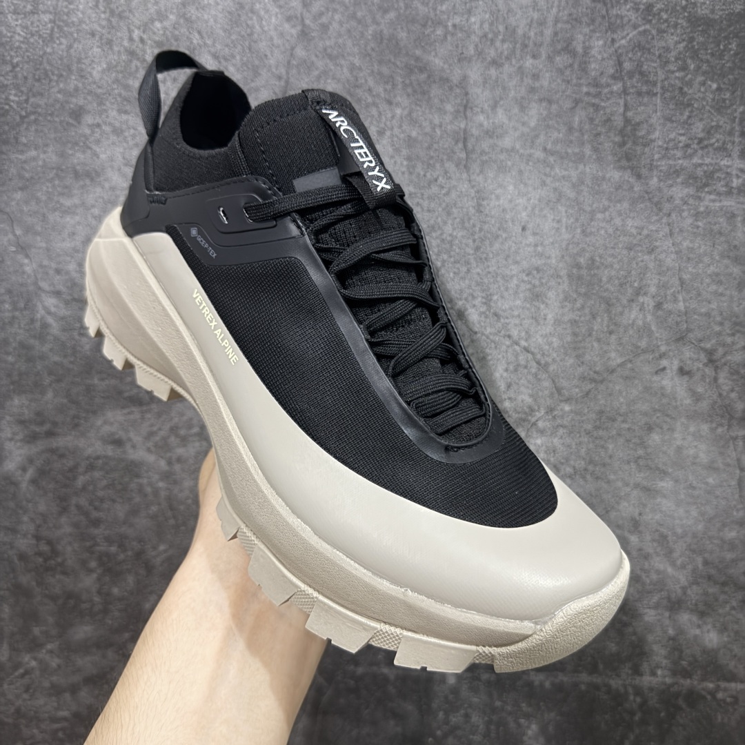 图片[3]-【公司级】Arcteryx始祖鸟 Vertex Alpine 舒适 防滑耐磨 低帮 徒步鞋 男款 灰色 官方同步上架适合技术路线单日徒步穿着 aeriosflgtx鞋受到长途野外跑步鞋的启发 适合在变化的地形上进行快速轻快的徒步旅行穿着，舒适而有支撑性，使您充满信心。该设计与脚部融为一体，可最大限度地减少摩擦，gore-tex保护膜网砂，采用gore隐形适体(invisiblefit)技术，更轻薄舒适。敏捷、稳定和技术路线上的自信源于vibram® megagrip外底、压缩eva内底以及一体的tpu。 尺码：39-44-选品中心