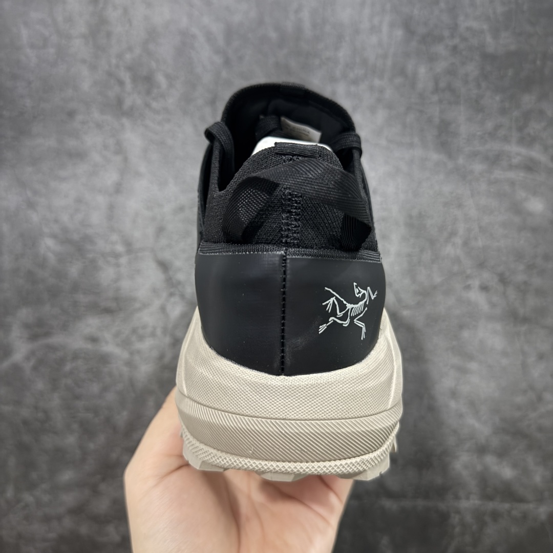 图片[4]-【公司级】Arcteryx始祖鸟 Vertex Alpine 舒适 防滑耐磨 低帮 徒步鞋 男款 灰色 官方同步上架适合技术路线单日徒步穿着 aeriosflgtx鞋受到长途野外跑步鞋的启发 适合在变化的地形上进行快速轻快的徒步旅行穿着，舒适而有支撑性，使您充满信心。该设计与脚部融为一体，可最大限度地减少摩擦，gore-tex保护膜网砂，采用gore隐形适体(invisiblefit)技术，更轻薄舒适。敏捷、稳定和技术路线上的自信源于vibram® megagrip外底、压缩eva内底以及一体的tpu。 尺码：39-44-选品中心