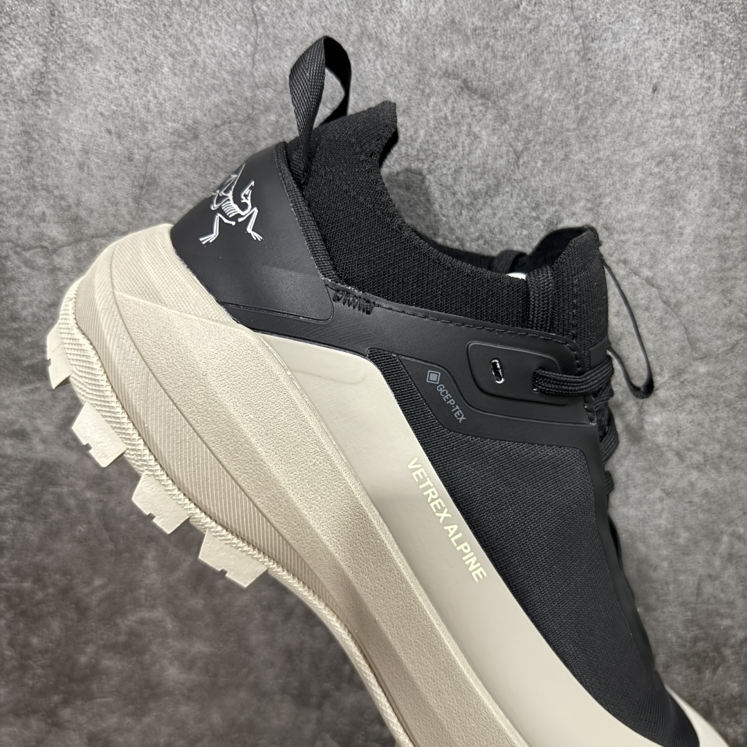图片[7]-【公司级】Arcteryx始祖鸟 Vertex Alpine 舒适 防滑耐磨 低帮 徒步鞋 男款 灰色 官方同步上架适合技术路线单日徒步穿着 aeriosflgtx鞋受到长途野外跑步鞋的启发 适合在变化的地形上进行快速轻快的徒步旅行穿着，舒适而有支撑性，使您充满信心。该设计与脚部融为一体，可最大限度地减少摩擦，gore-tex保护膜网砂，采用gore隐形适体(invisiblefit)技术，更轻薄舒适。敏捷、稳定和技术路线上的自信源于vibram® megagrip外底、压缩eva内底以及一体的tpu。 尺码：39-44-选品中心