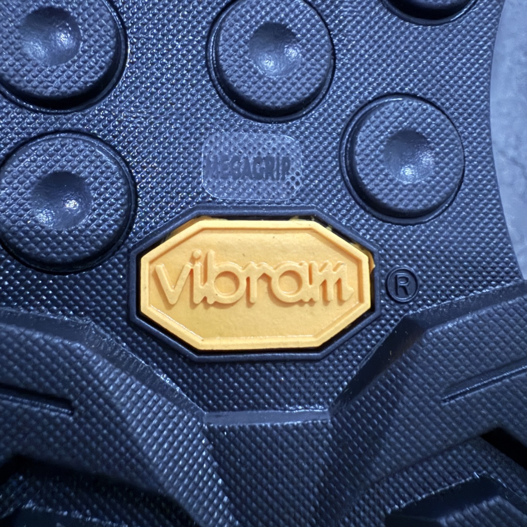 图片[9]-【莞产套盒版】ARC‘TERYX始祖鸟 KONSEAL LT 轻量 男女 登山鞋 夏季透气款 徒步 攀岩 徒步户外休闲鞋 莞产原单 代购指定版本 原数据开发 不掉标 正确高频字体 鸟爪细节完美 区别市场公版货 错误字体货 中底带钢印 礼盒装 男女码齐 带半码 上脚舒适轻便无负重感 四季百搭 始祖鸟 KONSEAL LT轻量户外鞋，这双鞋，不仅仅可以穿着逛街上班，更可以穿着徒步旅游甚至攀岩！说实话，没多少人真的会去攀岩，经我们试穿，这双鞋，日常穿也是非常舒服轻便！搭配日常的衣服完全不违和！结构中底TPU底盘，保护双脚。配置3D模具保护双脚+一体化系带系统，鞋面防撕裂网布、TPU保护膜和牛巴革合成面料，喜欢放心入！这种类型的鞋子咱们家超难得遇到一次，喜欢一定不要错过 尺码：36 36.5 37 38 38.5 39 40 40.5 41 42 42.5 43 44 44.5 45-选品中心