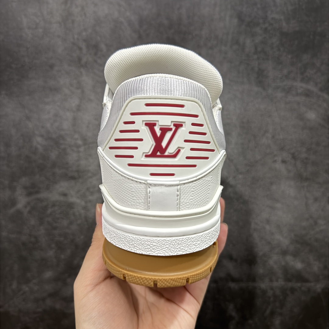 图片[4]-【HS纯原礼盒版福利】 LV Trainer系列高奢运动鞋 米白红 新款芯片顶级 潮人必备单品 同步ZP官网空胶工艺 鞋舌、挂饰均镶嵌NFC芯片感应装置 正确胶片断点式设计 中底正确还原原版油印字母比例 1：1原楦格板、楦头、刀磨全新升级！ 独家订制顶级压纹麂皮 原版开模TPU大底 质感原版一致 垫脚聚米微料加透气英伦网布 披靡市场任何版本！细节完美呈现！ 代购指定版本 全新升级最新双盒包装 扫码秒进官网！ 全套包装配件同比原版 尺码： 39-46-选品中心