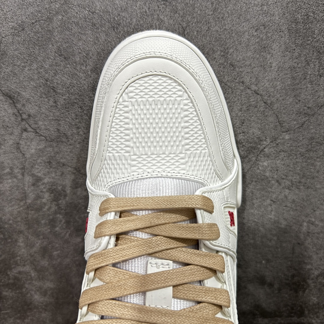 图片[5]-【HS纯原礼盒版福利】 LV Trainer系列高奢运动鞋 米白红 新款芯片顶级 潮人必备单品 同步ZP官网空胶工艺 鞋舌、挂饰均镶嵌NFC芯片感应装置 正确胶片断点式设计 中底正确还原原版油印字母比例 1：1原楦格板、楦头、刀磨全新升级！ 独家订制顶级压纹麂皮 原版开模TPU大底 质感原版一致 垫脚聚米微料加透气英伦网布 披靡市场任何版本！细节完美呈现！ 代购指定版本 全新升级最新双盒包装 扫码秒进官网！ 全套包装配件同比原版 尺码： 39-46-选品中心