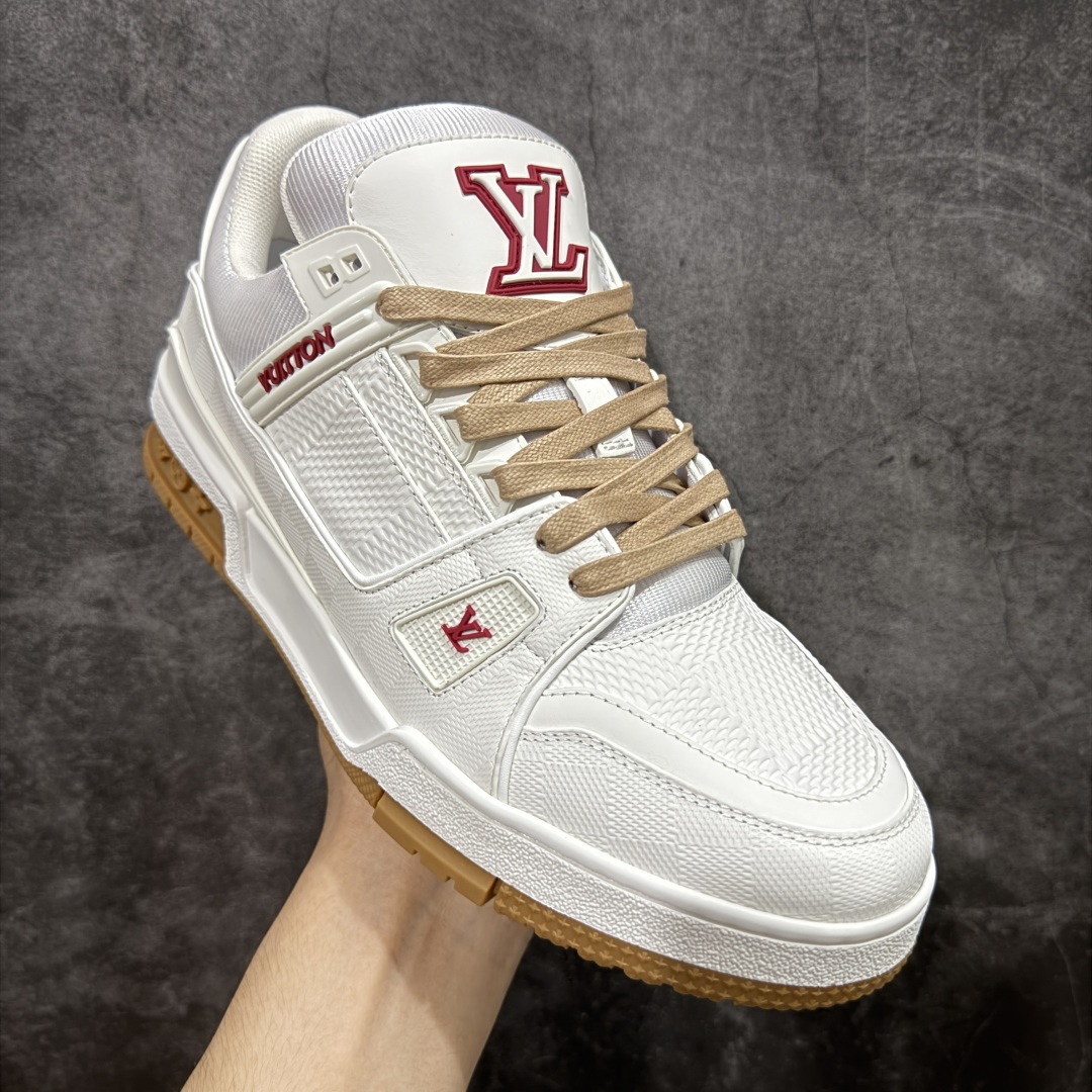 图片[3]-【HS纯原礼盒版福利】 LV Trainer系列高奢运动鞋 米白红 新款芯片顶级 潮人必备单品 同步ZP官网空胶工艺 鞋舌、挂饰均镶嵌NFC芯片感应装置 正确胶片断点式设计 中底正确还原原版油印字母比例 1：1原楦格板、楦头、刀磨全新升级！ 独家订制顶级压纹麂皮 原版开模TPU大底 质感原版一致 垫脚聚米微料加透气英伦网布 披靡市场任何版本！细节完美呈现！ 代购指定版本 全新升级最新双盒包装 扫码秒进官网！ 全套包装配件同比原版 尺码： 39-46-选品中心