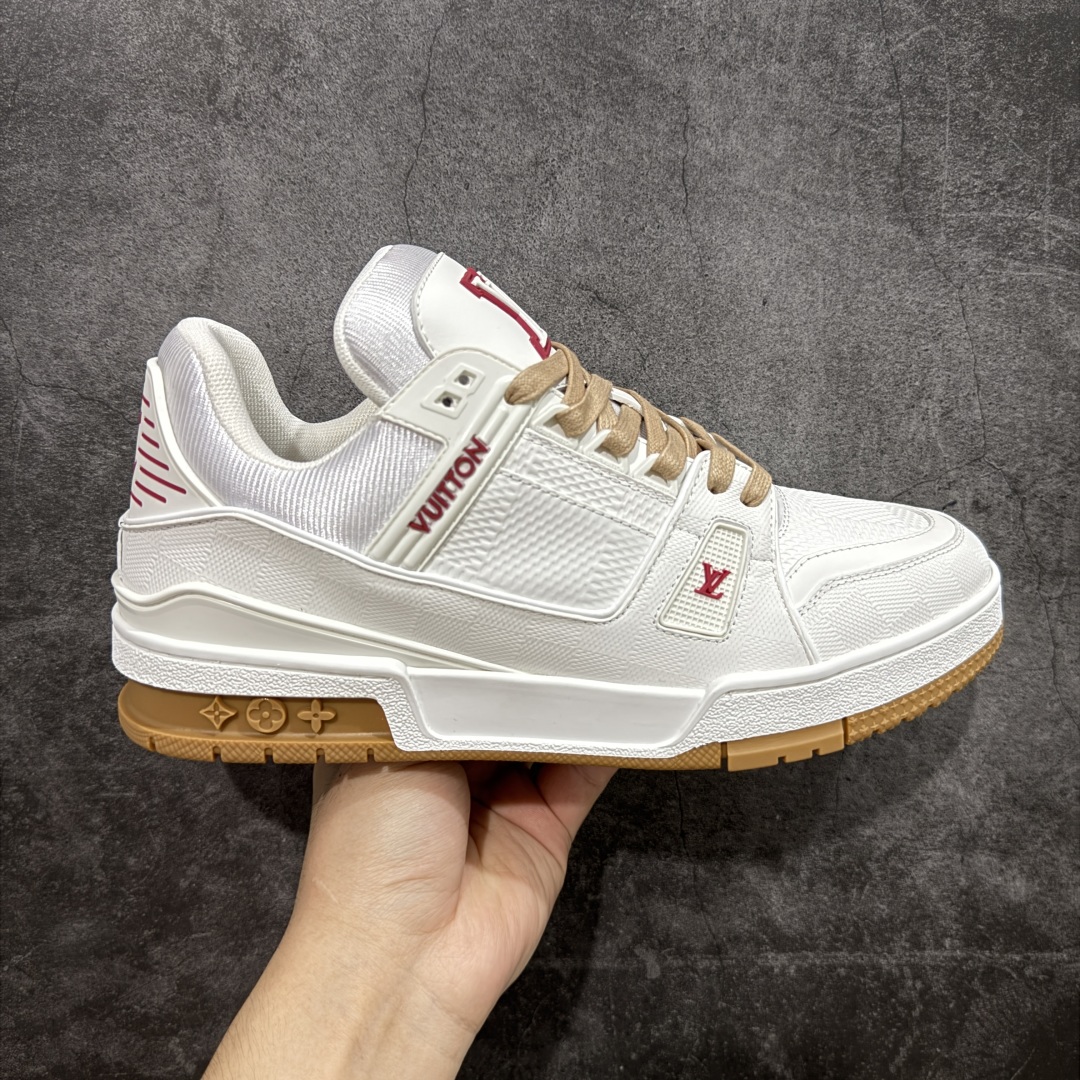 【HS纯原礼盒版福利】 LV Trainer系列高奢运动鞋 米白红 新款芯片顶级 潮人必备单品 同步ZP官网空胶工艺 鞋舌、挂饰均镶嵌NFC芯片感应装置 正确胶片断点式设计 中底正确还原原版油印字母比例 1:1原楦格板、楦头、刀磨全新升级! 独家订制顶级压纹麂皮 原版开模TPU大底 质感原版一致 垫脚聚米微料加透气英伦网布 披靡市场任何版本!细节完美呈现! 代购指定版本 全新升级最新双盒包装 扫码秒进官网! 全套包装配件同比原版 尺码: 39-46-选品中心