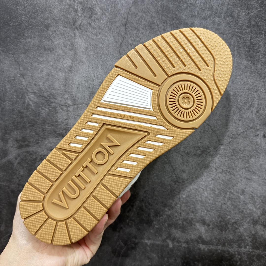 图片[9]-【HS纯原礼盒版福利】 LV Trainer系列高奢运动鞋 米白红 新款芯片顶级 潮人必备单品 同步ZP官网空胶工艺 鞋舌、挂饰均镶嵌NFC芯片感应装置 正确胶片断点式设计 中底正确还原原版油印字母比例 1：1原楦格板、楦头、刀磨全新升级！ 独家订制顶级压纹麂皮 原版开模TPU大底 质感原版一致 垫脚聚米微料加透气英伦网布 披靡市场任何版本！细节完美呈现！ 代购指定版本 全新升级最新双盒包装 扫码秒进官网！ 全套包装配件同比原版 尺码： 39-46-选品中心