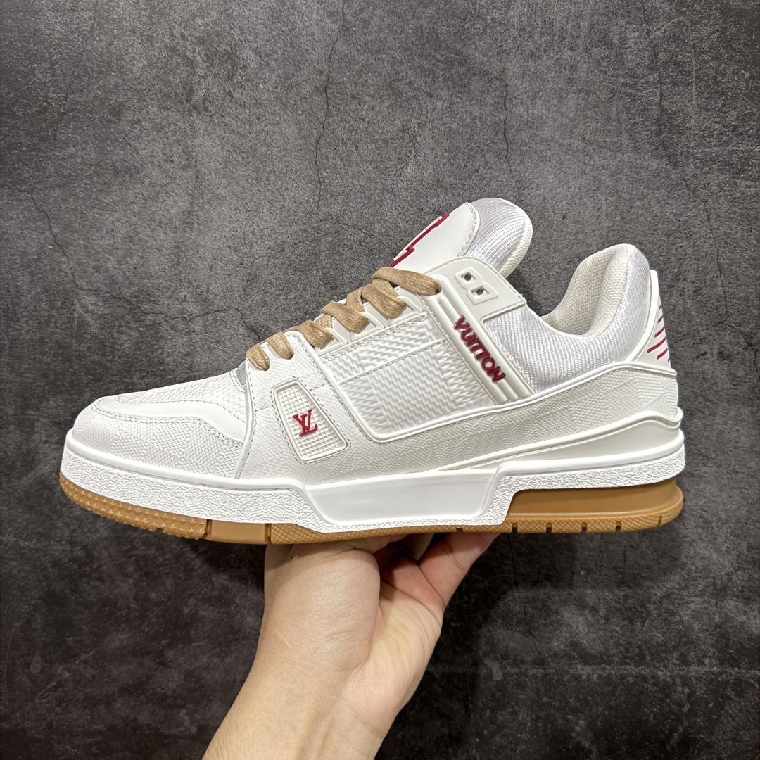 图片[2]-【HS纯原礼盒版福利】 LV Trainer系列高奢运动鞋 米白红 新款芯片顶级 潮人必备单品 同步ZP官网空胶工艺 鞋舌、挂饰均镶嵌NFC芯片感应装置 正确胶片断点式设计 中底正确还原原版油印字母比例 1：1原楦格板、楦头、刀磨全新升级！ 独家订制顶级压纹麂皮 原版开模TPU大底 质感原版一致 垫脚聚米微料加透气英伦网布 披靡市场任何版本！细节完美呈现！ 代购指定版本 全新升级最新双盒包装 扫码秒进官网！ 全套包装配件同比原版 尺码： 39-46-选品中心