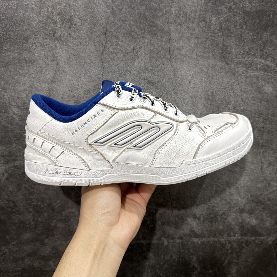 【XA纯原版】Balenciaga Hamptons Worn-Out 巴黎世家十八18代 涤纶(聚酯纤维)牛皮革 圆头系带 低帮 生活休闲鞋板鞋 全套原纸板楦头开发 最原汁原味的灵魂版型 全鞋荧光划线卡点 胶水把控整洁度追求极致完美 每一双都是工艺品 多重QC质检 超越公司货的品控标准 实实在在的免检产品 原盒原配 正确字体电绣 粗细、位置、大小正确 侧边TPU 透气孔匹配意产原版 正确分离大底 TPU软底 原版一致大底LOGO 立体感十足 原厂皮料水洗做旧 采购原厂网纱 偏大一码 尺码:35 36 37 38 39 40 41 42 43 44 45 46-选品中心