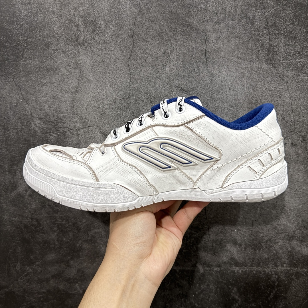 图片[2]-【XA纯原版】Balenciaga Hamptons Worn-Out 巴黎世家十八18代 涤纶（聚酯纤维）牛皮革 圆头系带 低帮 生活休闲鞋板鞋 全套原纸板楦头开发 最原汁原味的灵魂版型 全鞋荧光划线卡点 胶水把控整洁度追求极致完美 每一双都是工艺品 多重QC质检 超越公司货的品控标准 实实在在的免检产品 原盒原配 正确字体电绣 粗细、位置、大小正确 侧边TPU 透气孔匹配意产原版 正确分离大底 TPU软底 原版一致大底LOGO 立体感十足 原厂皮料水洗做旧 采购原厂网纱 偏大一码 尺码：35 36 37 38 39 40 41 42 43 44 45 46-选品中心