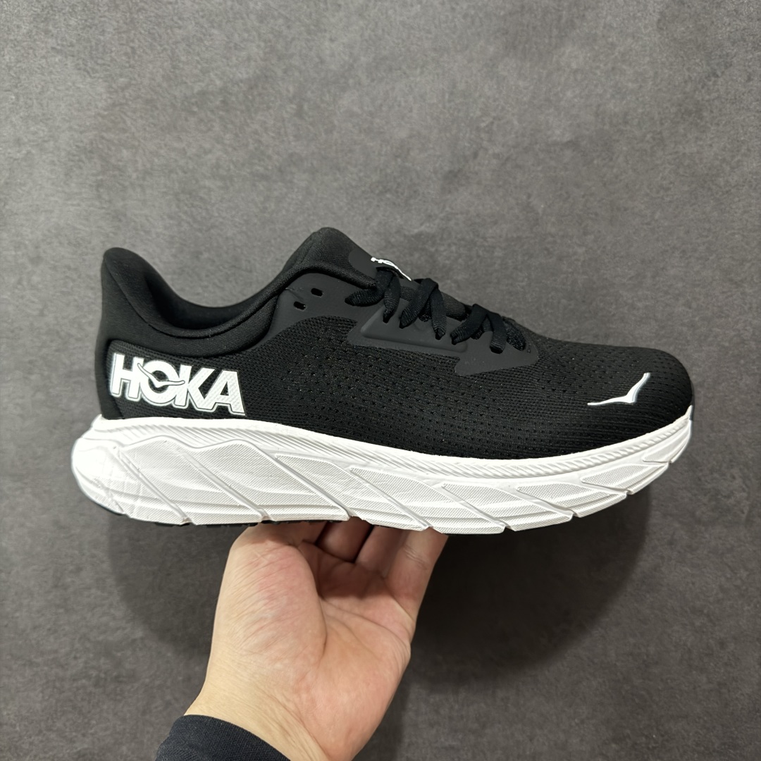 【纯原版】HOKA ONE ONE M ARAHI 7 低帮专业越野跑步鞋 相较于前几代Mafate包裹感更好 跟Speedgoat(快速羚羊)系列比起来更加舒适 鞋底防滑性能在下坡的石板台阶和原始路面都有很好的表现 HOKA血统属性厚底设计 在快速下坡时起到缓震保护作用 减少重力给予脚踝、膝部、髋关节等处带来的冲击力 货号: 1147890/BWHT 尺码: 36-45 编码:AMB250260-选品中心