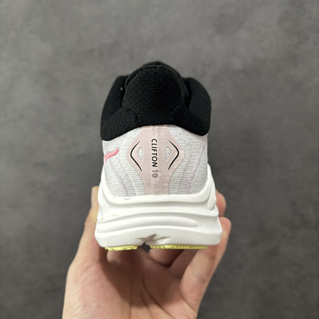 图片[4]-【纯原版】HOKA ONE ONE Clifton 克里夫顿10代专业性能减震公路跑步鞋 轻盈透气的针织网面和纱线的使用让鞋面更挺拔 增强鞋面的强度和支撑性能 搭配柔软的鞋舌 让双脚在舒适包裹中跑的更加畅快 全新泡棉中底 柔软的同时增强回弹性能 为不同跑者提供更平稳流畅的脚感 带来全面的缓冲保护 根据人体工程学设计的延长拉襟 后跟处弹软的海绵填充舒适固定 避免掉跟和摩擦 相比上一代光滑的内衬 Clifton 的内衬增强了摩擦力 避免双脚在鞋内滑动 尺码：36 36.5 37.5 38 38.5 39 40 40.5 41 42 42.5 43 44 44.5 45-选品中心