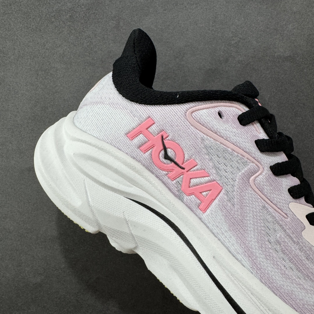 图片[6]-【纯原版】HOKA ONE ONE Clifton 克里夫顿10代专业性能减震公路跑步鞋 轻盈透气的针织网面和纱线的使用让鞋面更挺拔 增强鞋面的强度和支撑性能 搭配柔软的鞋舌 让双脚在舒适包裹中跑的更加畅快 全新泡棉中底 柔软的同时增强回弹性能 为不同跑者提供更平稳流畅的脚感 带来全面的缓冲保护 根据人体工程学设计的延长拉襟 后跟处弹软的海绵填充舒适固定 避免掉跟和摩擦 相比上一代光滑的内衬 Clifton 的内衬增强了摩擦力 避免双脚在鞋内滑动 尺码：36 36.5 37.5 38 38.5 39 40 40.5 41 42 42.5 43 44 44.5 45-选品中心