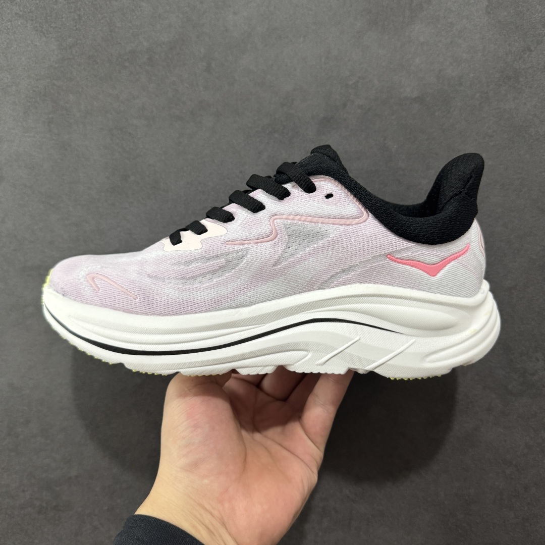 图片[2]-【纯原版】HOKA ONE ONE Clifton 克里夫顿10代专业性能减震公路跑步鞋 轻盈透气的针织网面和纱线的使用让鞋面更挺拔 增强鞋面的强度和支撑性能 搭配柔软的鞋舌 让双脚在舒适包裹中跑的更加畅快 全新泡棉中底 柔软的同时增强回弹性能 为不同跑者提供更平稳流畅的脚感 带来全面的缓冲保护 根据人体工程学设计的延长拉襟 后跟处弹软的海绵填充舒适固定 避免掉跟和摩擦 相比上一代光滑的内衬 Clifton 的内衬增强了摩擦力 避免双脚在鞋内滑动 尺码：36 36.5 37.5 38 38.5 39 40 40.5 41 42 42.5 43 44 44.5 45-选品中心