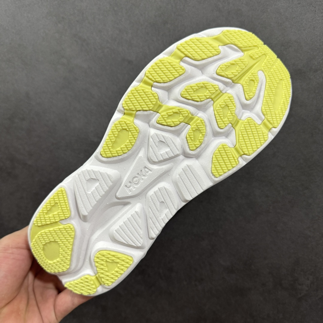 图片[9]-【纯原版】HOKA ONE ONE Clifton 克里夫顿10代专业性能减震公路跑步鞋 轻盈透气的针织网面和纱线的使用让鞋面更挺拔 增强鞋面的强度和支撑性能 搭配柔软的鞋舌 让双脚在舒适包裹中跑的更加畅快 全新泡棉中底 柔软的同时增强回弹性能 为不同跑者提供更平稳流畅的脚感 带来全面的缓冲保护 根据人体工程学设计的延长拉襟 后跟处弹软的海绵填充舒适固定 避免掉跟和摩擦 相比上一代光滑的内衬 Clifton 的内衬增强了摩擦力 避免双脚在鞋内滑动 尺码：36 36.5 37.5 38 38.5 39 40 40.5 41 42 42.5 43 44 44.5 45-选品中心