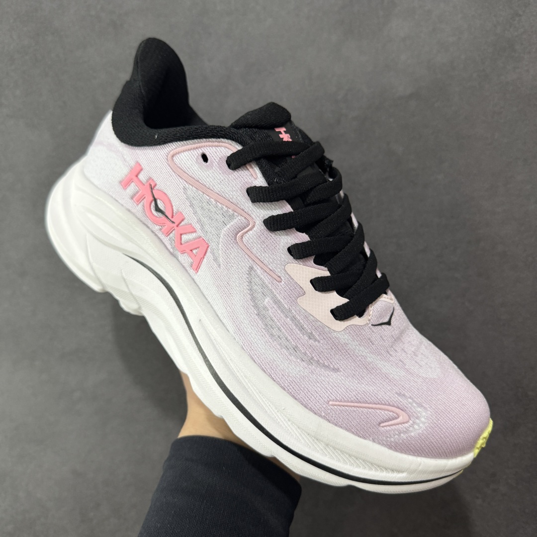 图片[3]-【纯原版】HOKA ONE ONE Clifton 克里夫顿10代专业性能减震公路跑步鞋 轻盈透气的针织网面和纱线的使用让鞋面更挺拔 增强鞋面的强度和支撑性能 搭配柔软的鞋舌 让双脚在舒适包裹中跑的更加畅快 全新泡棉中底 柔软的同时增强回弹性能 为不同跑者提供更平稳流畅的脚感 带来全面的缓冲保护 根据人体工程学设计的延长拉襟 后跟处弹软的海绵填充舒适固定 避免掉跟和摩擦 相比上一代光滑的内衬 Clifton 的内衬增强了摩擦力 避免双脚在鞋内滑动 尺码：36 36.5 37.5 38 38.5 39 40 40.5 41 42 42.5 43 44 44.5 45-选品中心