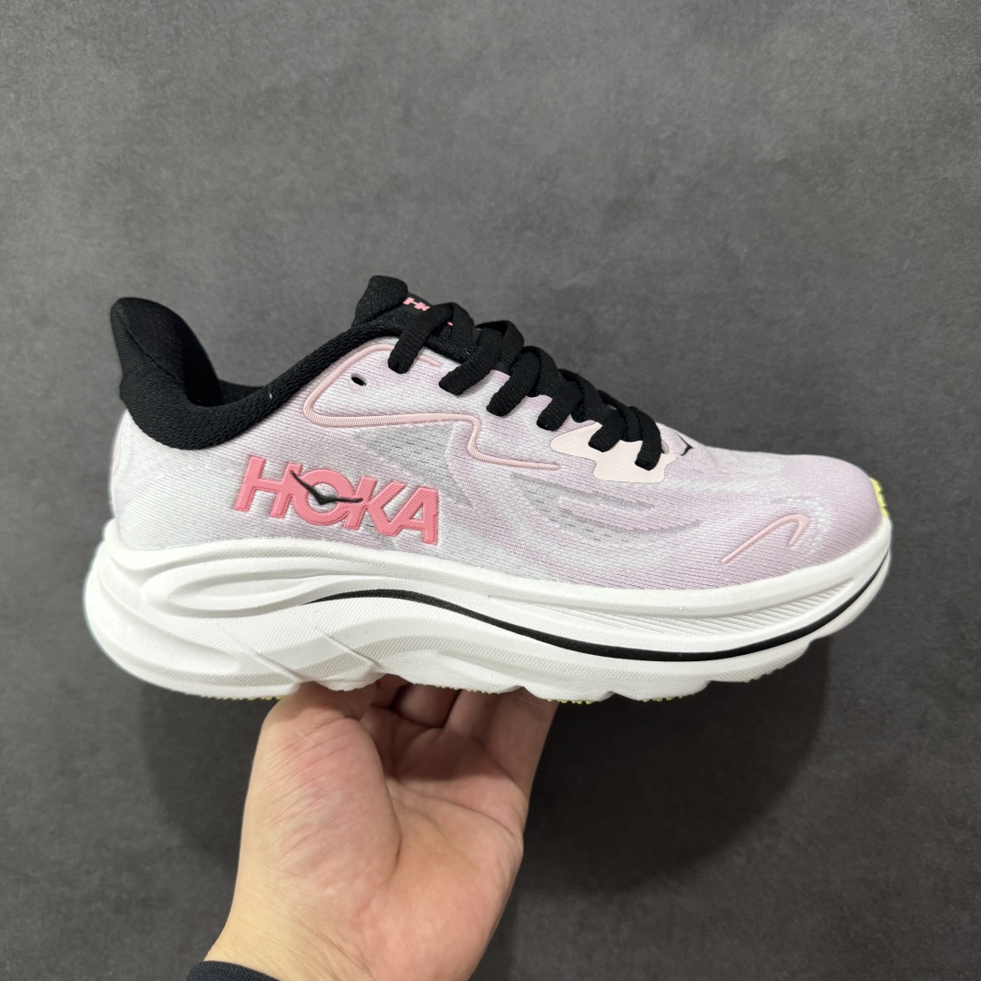 【纯原版】HOKA ONE ONE Clifton 克里夫顿10代专业性能减震公路跑步鞋 轻盈透气的针织网面和纱线的使用让鞋面更挺拔 增强鞋面的强度和支撑性能 搭配柔软的鞋舌 让双脚在舒适包裹中跑的更加畅快 全新泡棉中底 柔软的同时增强回弹性能 为不同跑者提供更平稳流畅的脚感 带来全面的缓冲保护 根据人体工程学设计的延长拉襟 后跟处弹软的海绵填充舒适固定 避免掉跟和摩擦 相比上一代光滑的内衬 Clifton 的内衬增强了摩擦力 避免双脚在鞋内滑动 尺码:36 36.5 37.5 38 38.5 39 40 40.5 41 42 42.5 43 44 44.5 45-选品中心