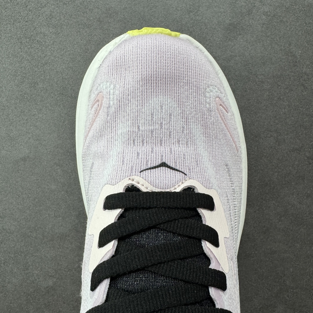 图片[8]-【纯原版】HOKA ONE ONE Clifton 克里夫顿10代专业性能减震公路跑步鞋 轻盈透气的针织网面和纱线的使用让鞋面更挺拔 增强鞋面的强度和支撑性能 搭配柔软的鞋舌 让双脚在舒适包裹中跑的更加畅快 全新泡棉中底 柔软的同时增强回弹性能 为不同跑者提供更平稳流畅的脚感 带来全面的缓冲保护 根据人体工程学设计的延长拉襟 后跟处弹软的海绵填充舒适固定 避免掉跟和摩擦 相比上一代光滑的内衬 Clifton 的内衬增强了摩擦力 避免双脚在鞋内滑动 尺码：36 36.5 37.5 38 38.5 39 40 40.5 41 42 42.5 43 44 44.5 45-选品中心