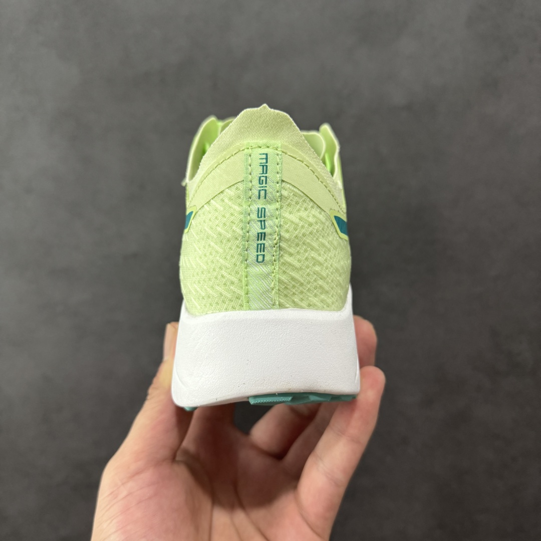 图片[4]-【K8版】Asics Magic Speed 1.0 舒适透气 低帮跑步鞋 这款Magic Speed跑鞋使用了亚瑟士的多项跑鞋科技，中底为2020年才出现在大众视野的FF Blast，这款中底为EVA和OBC混合发泡而来，相比之前的Flytefoam中底，这款材料在缓震和回弹性能上的表现更好，更加软弹。在中底前掌位置内嵌了不对称的碳板结构，这个碳板不是为了推进的目的，而是让前掌不要形变，维持前掌弧度，保证GuideSole科技在跑步过程中发挥作用。 尺码：40 40.5 41.5 42 42.5 43.5 44 45 编码：YBB210220-选品中心