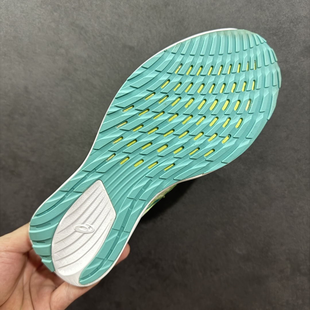 图片[9]-【K8版】Asics Magic Speed 1.0 舒适透气 低帮跑步鞋 这款Magic Speed跑鞋使用了亚瑟士的多项跑鞋科技，中底为2020年才出现在大众视野的FF Blast，这款中底为EVA和OBC混合发泡而来，相比之前的Flytefoam中底，这款材料在缓震和回弹性能上的表现更好，更加软弹。在中底前掌位置内嵌了不对称的碳板结构，这个碳板不是为了推进的目的，而是让前掌不要形变，维持前掌弧度，保证GuideSole科技在跑步过程中发挥作用。 尺码：40 40.5 41.5 42 42.5 43.5 44 45 编码：YBB210220-选品中心