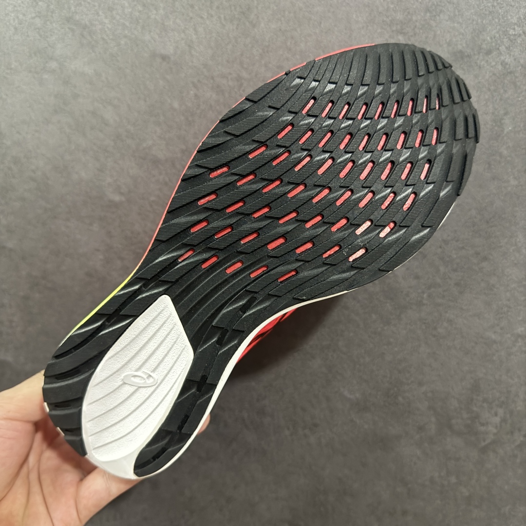 图片[9]-【K8版】Asics Magic Speed 1.0 舒适透气 低帮跑步鞋 这款Magic Speed跑鞋使用了亚瑟士的多项跑鞋科技，中底为2020年才出现在大众视野的FF Blast，这款中底为EVA和OBC混合发泡而来，相比之前的Flytefoam中底，这款材料在缓震和回弹性能上的表现更好，更加软弹。在中底前掌位置内嵌了不对称的碳板结构，这个碳板不是为了推进的目的，而是让前掌不要形变，维持前掌弧度，保证GuideSole科技在跑步过程中发挥作用。 尺码：40 40.5 41.5 42 42.5 43.5 44 45 编码：YBB210220-选品中心