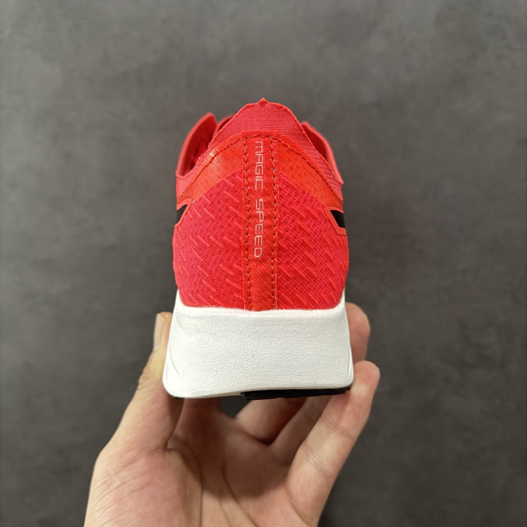 图片[4]-【K8版】Asics Magic Speed 1.0 舒适透气 低帮跑步鞋 这款Magic Speed跑鞋使用了亚瑟士的多项跑鞋科技，中底为2020年才出现在大众视野的FF Blast，这款中底为EVA和OBC混合发泡而来，相比之前的Flytefoam中底，这款材料在缓震和回弹性能上的表现更好，更加软弹。在中底前掌位置内嵌了不对称的碳板结构，这个碳板不是为了推进的目的，而是让前掌不要形变，维持前掌弧度，保证GuideSole科技在跑步过程中发挥作用。 尺码：40 40.5 41.5 42 42.5 43.5 44 45 编码：YBB210220-选品中心