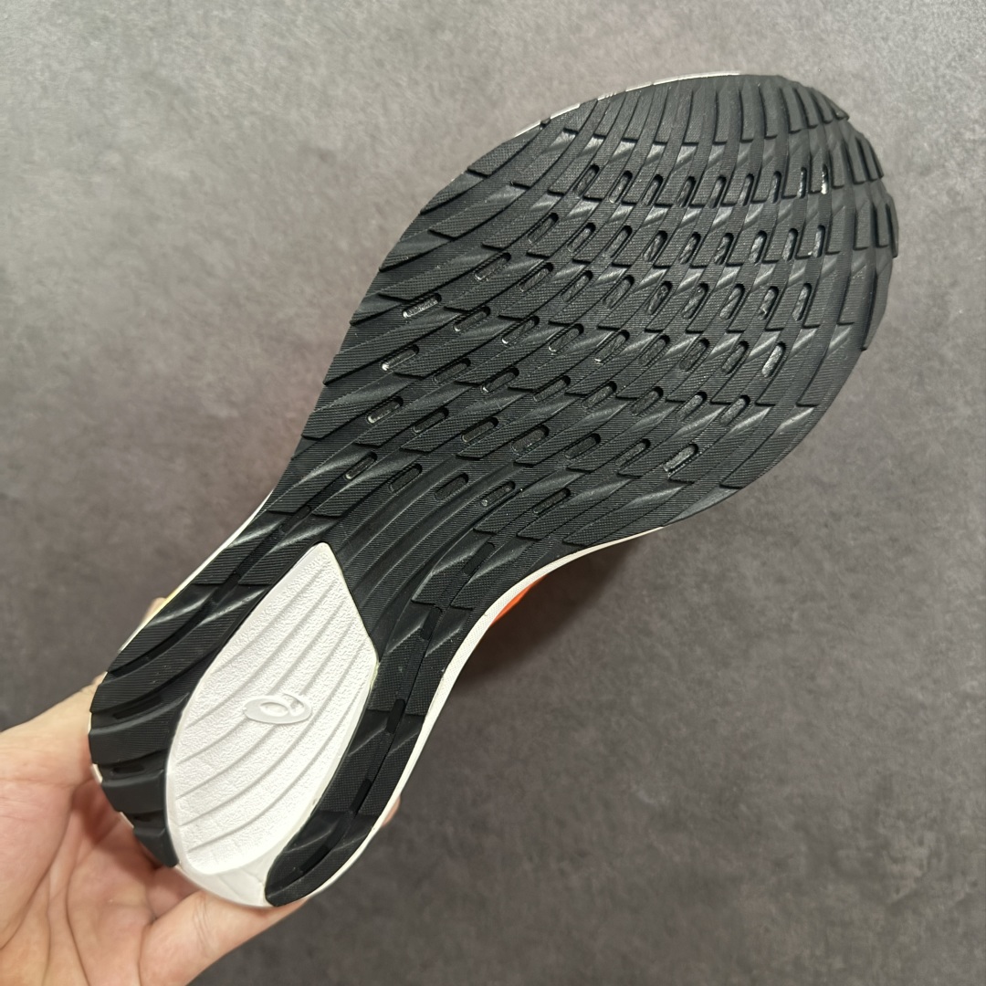 图片[9]-【K8版】Asics Magic Speed 1.0 舒适透气 低帮跑步鞋 这款Magic Speed跑鞋使用了亚瑟士的多项跑鞋科技，中底为2020年才出现在大众视野的FF Blast，这款中底为EVA和OBC混合发泡而来，相比之前的Flytefoam中底，这款材料在缓震和回弹性能上的表现更好，更加软弹。在中底前掌位置内嵌了不对称的碳板结构，这个碳板不是为了推进的目的，而是让前掌不要形变，维持前掌弧度，保证GuideSole科技在跑步过程中发挥作用。 尺码：40 40.5 41.5 42 42.5 43.5 44 45 编码：YBB210220-选品中心