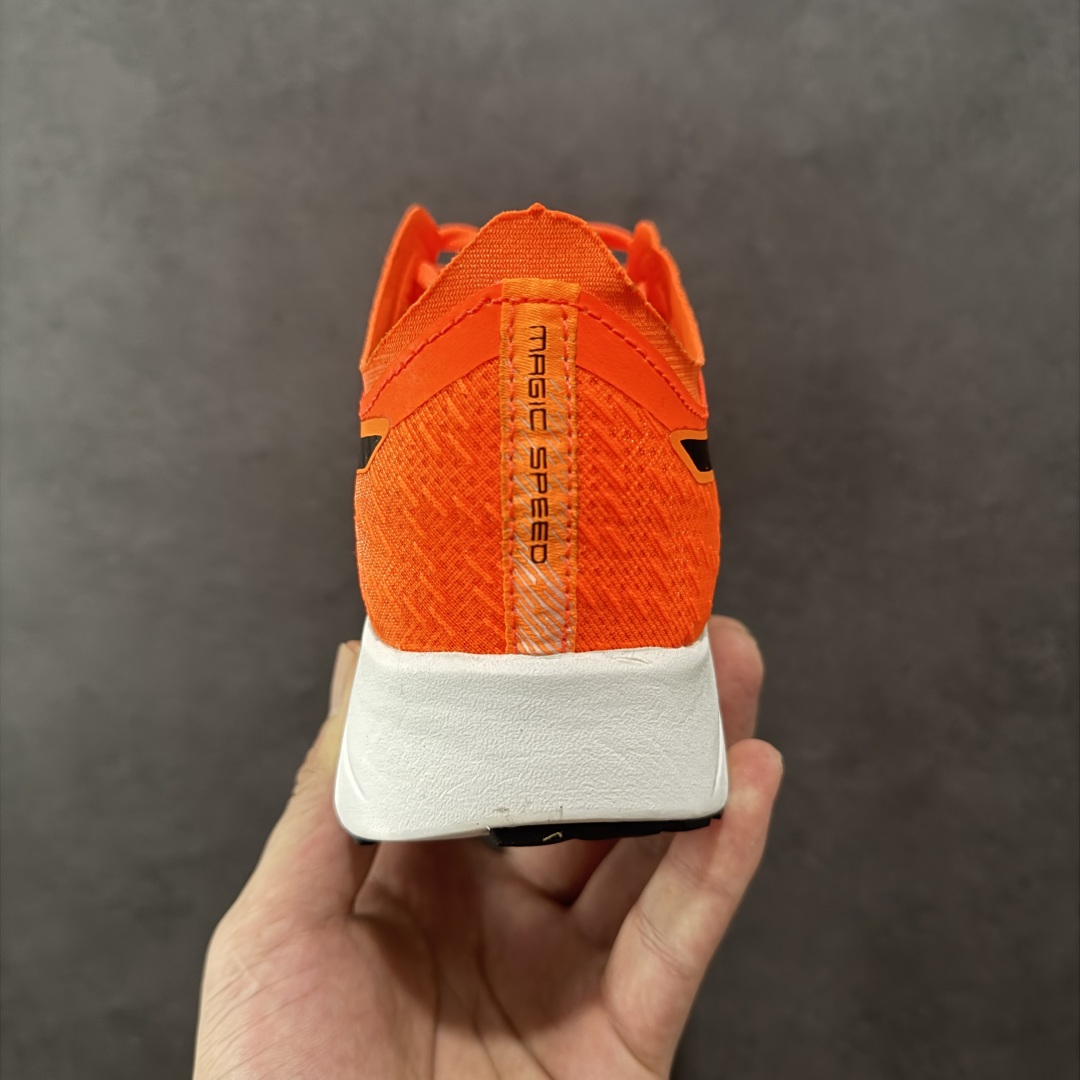 图片[4]-【K8版】Asics Magic Speed 1.0 舒适透气 低帮跑步鞋 这款Magic Speed跑鞋使用了亚瑟士的多项跑鞋科技，中底为2020年才出现在大众视野的FF Blast，这款中底为EVA和OBC混合发泡而来，相比之前的Flytefoam中底，这款材料在缓震和回弹性能上的表现更好，更加软弹。在中底前掌位置内嵌了不对称的碳板结构，这个碳板不是为了推进的目的，而是让前掌不要形变，维持前掌弧度，保证GuideSole科技在跑步过程中发挥作用。 尺码：40 40.5 41.5 42 42.5 43.5 44 45 编码：YBB210220-选品中心