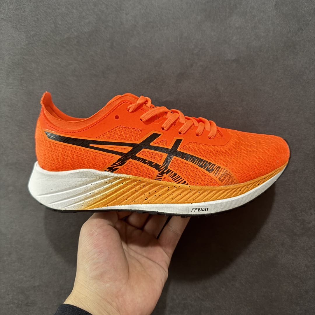 【K8版】Asics Magic Speed 1.0 舒适透气 低帮跑步鞋 这款Magic Speed跑鞋使用了亚瑟士的多项跑鞋科技,中底为2020年才出现在大众视野的FF Blast,这款中底为EVA和OBC混合发泡而来,相比之前的Flytefoam中底,这款材料在缓震和回弹性能上的表现更好,更加软弹。在中底前掌位置内嵌了不对称的碳板结构,这个碳板不是为了推进的目的,而是让前掌不要形变,维持前掌弧度,保证GuideSole科技在跑步过程中发挥作用。 尺码:40 40.5 41.5 42 42.5 43.5 44 45 编码:YBB210220-选品中心