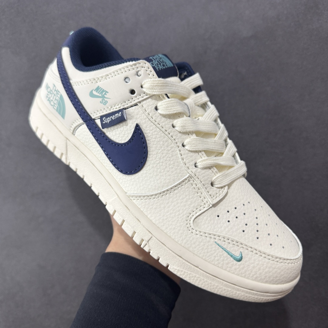 图片[3]-【定制版】Nike SB Dunk Low x The North Face 白蓝双小勾 纯原大厂出品 极力推荐👏 原装头层材料 独家版型蒸餾加工 帶來的是更好的视觉和脚感体验 大厂纯原品质出货 清洁度 电绣工艺 皮料切割干净无任何毛边 细节完美 货号：XD1588 224 尺码：36 36.5 37.5 38 38.5 39 40 40.5 41 42 42.5 43 44 44.5 45-选品中心